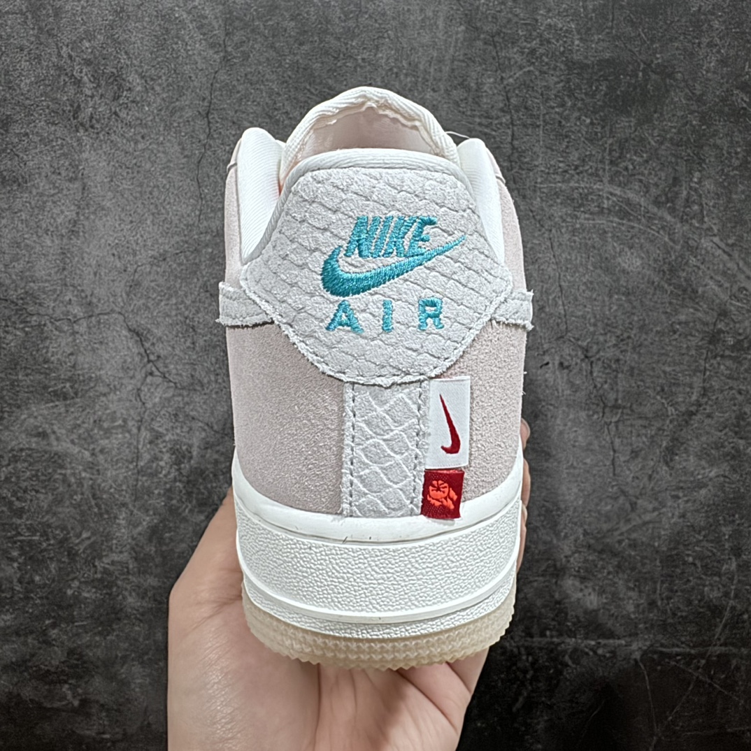 图片[4]-【公司级】Air Force 1 \’07 Low 米白粉 龙年定制n原楦头原纸板 打造纯正空军版型 专注外贸渠道 全掌内置蜂窝气垫原盒配件 原厂中底钢印、拉帮完美 官方同步上架 货号：FZ5066-111 Size：36 36.5 37.5 38 38.5 39 40 40.5 41 42 42.5 43 44 44.5 45-莆田鞋批发中心