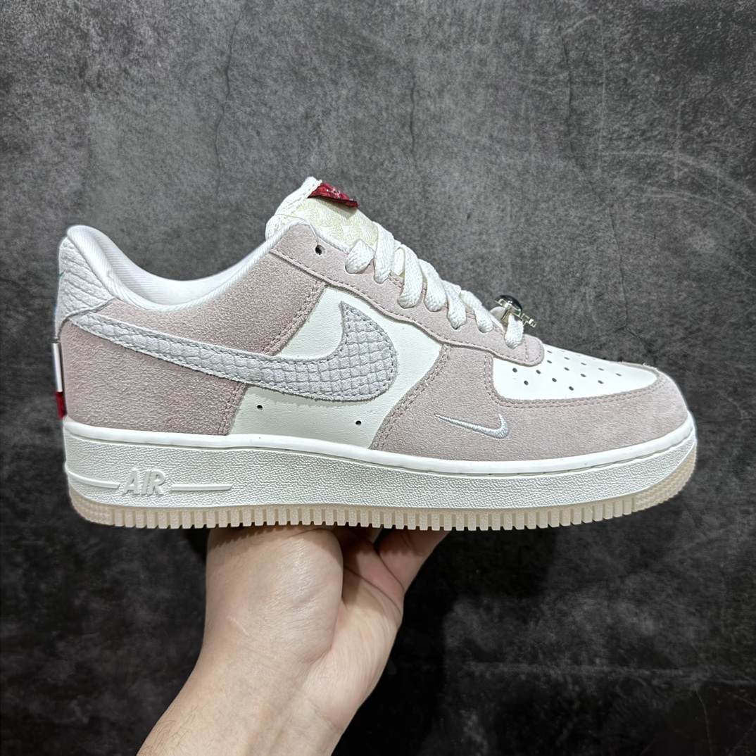 【公司级】Air Force 1 \’07 Low 米白粉 龙年定制n原楦头原纸板 打造纯正空军版型 专注外贸渠道 全掌内置蜂窝气垫原盒配件 原厂中底钢印、拉帮完美 官方同步上架 货号：FZ5066-111 Size：36 36.5 37.5 38 38.5 39 40 40.5 41 42 42.5 43 44 44.5 45-莆田鞋批发中心