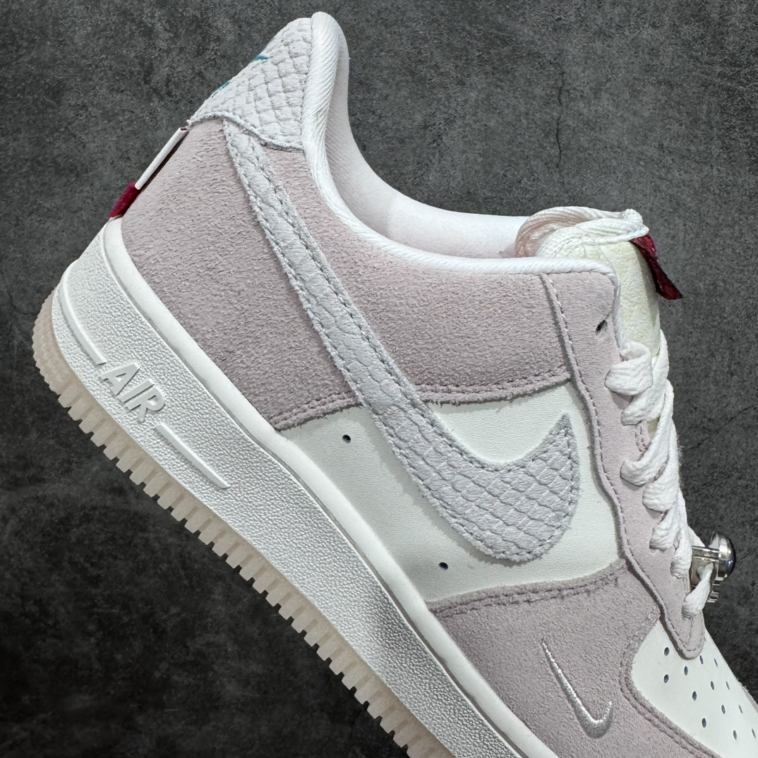 图片[7]-【公司级】Air Force 1 \’07 Low 米白粉 龙年定制n原楦头原纸板 打造纯正空军版型 专注外贸渠道 全掌内置蜂窝气垫原盒配件 原厂中底钢印、拉帮完美 官方同步上架 货号：FZ5066-111 Size：36 36.5 37.5 38 38.5 39 40 40.5 41 42 42.5 43 44 44.5 45-莆田鞋批发中心