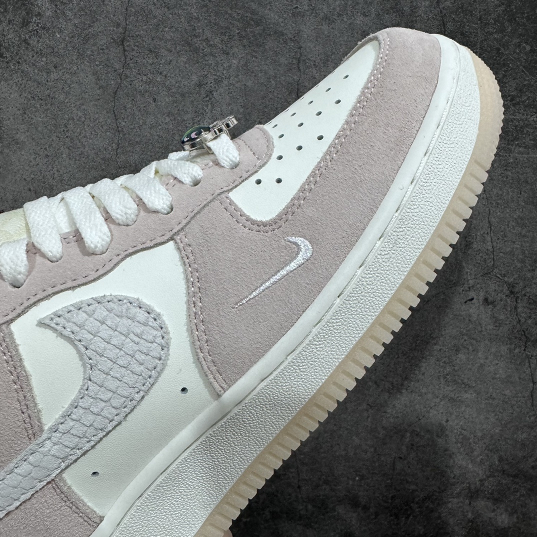 图片[6]-【公司级】Air Force 1 \’07 Low 米白粉 龙年定制n原楦头原纸板 打造纯正空军版型 专注外贸渠道 全掌内置蜂窝气垫原盒配件 原厂中底钢印、拉帮完美 官方同步上架 货号：FZ5066-111 Size：36 36.5 37.5 38 38.5 39 40 40.5 41 42 42.5 43 44 44.5 45-莆田鞋批发中心