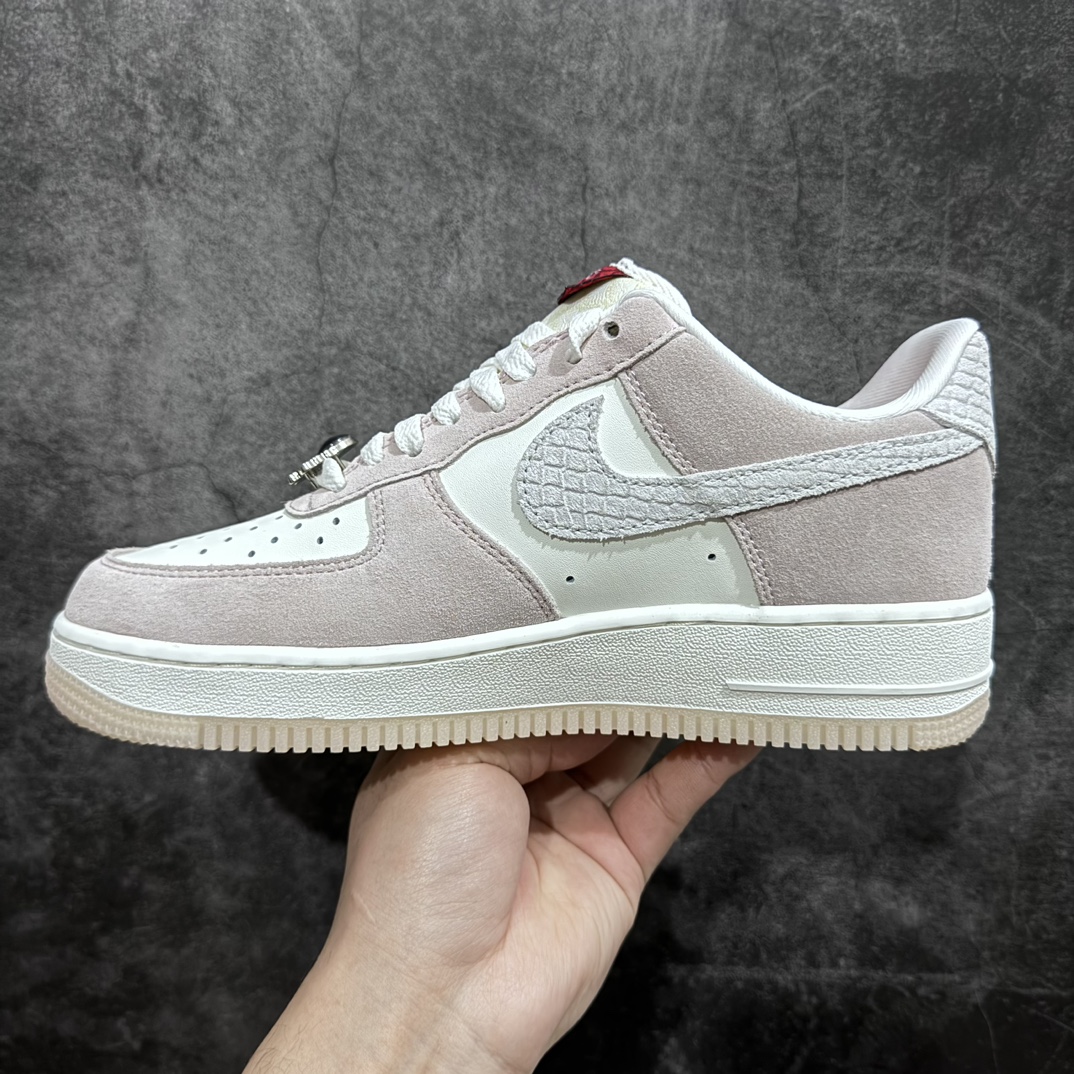 图片[2]-【公司级】Air Force 1 \’07 Low 米白粉 龙年定制n原楦头原纸板 打造纯正空军版型 专注外贸渠道 全掌内置蜂窝气垫原盒配件 原厂中底钢印、拉帮完美 官方同步上架 货号：FZ5066-111 Size：36 36.5 37.5 38 38.5 39 40 40.5 41 42 42.5 43 44 44.5 45-莆田鞋批发中心