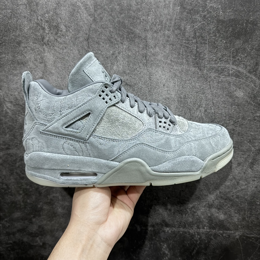 【全新GX绿x版】KAWS x Air Jordan AJ4 \”Cool Grey\” 涂鸦联名酷灰 930155-003 圈内最强四代 独家外贸特供尺码含 45.5 49.5 50.5 耗时半年巨作 全套原纸板楦头开发 原厂特供皮料加持 确保原汁原味 完美呈现四代版型 一比一鞋头弧度高度鞋身弧度 数据细节工艺流程均保持原鞋一致 原厂TPU网格鞋带扣 正确内里网布 菱角分明不变形无多余毛边 柔软性质感一致于原鞋 市场唯一原厂鞋扣模具 背面可见隐藏注塑口 原厂织唛标 原厂飞人电绣工艺 尾指中部跳三针 独家绑鞋带手法 印刷中底布 四线拉帮 米色美纹纸贴合固定 进口港宝加持 后跟自然饱满 全鞋荧光划线卡点 追求极致完美 每一双都是工艺品 多重QC质检 超越公司货的品控标准 实实在在的免检产品  尺码：40 40.5 41 42 42.5 43 44 44.5 45 45.5 46 47.5 48.5 49.5 50.5-莆田鞋批发中心