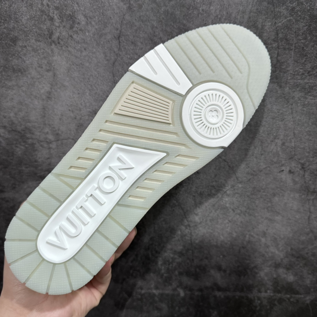 图片[9]-【良心价顶级版】 LV Trainer白水泥 价格很便宜 广东顶级版 市售数一数二的好货 放眼安福市场同价格绝对找不到比他更好的货⚠️ 下面纯手机实拍 所见即所得 正确牛仔布料无色差 图案对版对位 白色软质荔枝皮 老花压印到位 细节 版型全都没毛病 正确鞋垫 高价零售 杀猪这个版本绝对没毛病 品质无需过多文案赘述！ 尺码：36-45-选品中心