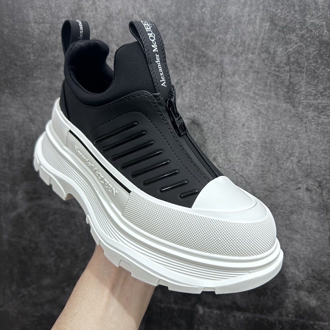 图片[3]-【广东纯原版本】Alexiander Mcqueen Tread Slick前拉链短靴亚历山大麦昆 情侣款 2023秋冬新款 原版1：1开发 大底：TPU几层组合底 面料： 进口粒面牛皮 内里： 水染羊皮 垫脚： 牛皮垫脚 尺码： 35-45-选品中心