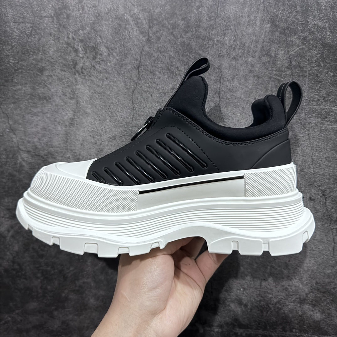 图片[2]-【广东纯原版本】Alexiander Mcqueen Tread Slick前拉链短靴亚历山大麦昆 情侣款 2023秋冬新款 原版1：1开发 大底：TPU几层组合底 面料： 进口粒面牛皮 内里： 水染羊皮 垫脚： 牛皮垫脚 尺码： 35-45-选品中心