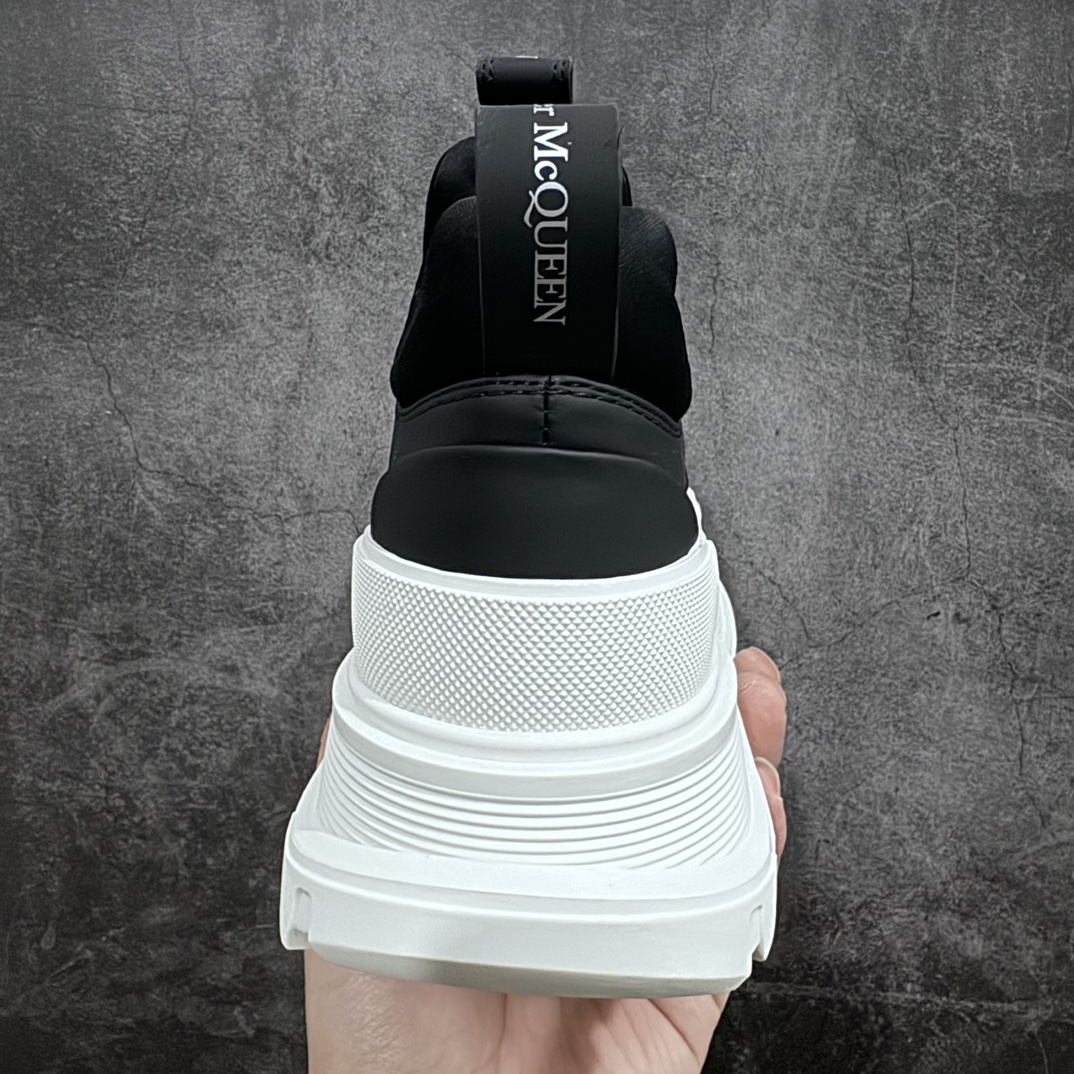 图片[4]-【广东纯原版本】Alexiander Mcqueen Tread Slick前拉链短靴亚历山大麦昆 情侣款 2023秋冬新款 原版1：1开发 大底：TPU几层组合底 面料： 进口粒面牛皮 内里： 水染羊皮 垫脚： 牛皮垫脚 尺码： 35-45-选品中心