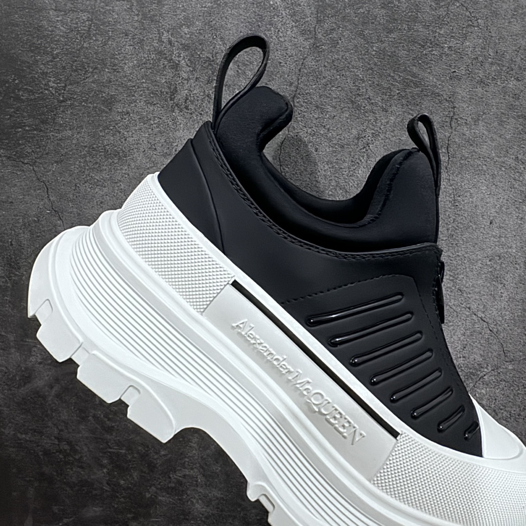 图片[7]-【广东纯原版本】Alexiander Mcqueen Tread Slick前拉链短靴亚历山大麦昆 情侣款 2023秋冬新款 原版1：1开发 大底：TPU几层组合底 面料： 进口粒面牛皮 内里： 水染羊皮 垫脚： 牛皮垫脚 尺码： 35-45-选品中心