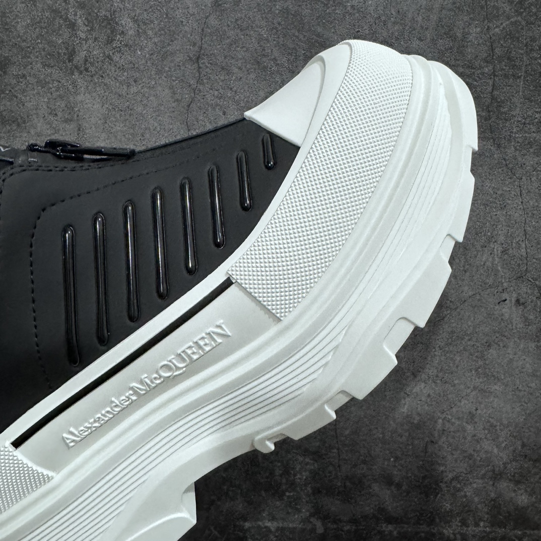图片[6]-【广东纯原版本】Alexiander Mcqueen Tread Slick前拉链短靴亚历山大麦昆 情侣款 2023秋冬新款 原版1：1开发 大底：TPU几层组合底 面料： 进口粒面牛皮 内里： 水染羊皮 垫脚： 牛皮垫脚 尺码： 35-45-选品中心