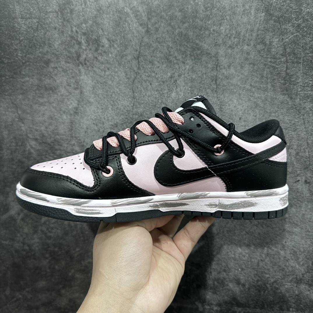 图片[2]-【DIY定制版】NIKE SB Dunk Low OKHR 粉墨n公司级出品 极力推荐👏n原装头层材料 独家版型蒸餾加工n帶來的是更好的视觉和脚感体验n大厂纯原品质出货 清洁度 电绣工艺皮料切割干净无任何毛边 细节完美官方货号：CW1590 100 尺码： 36 36.5 37.5 38 38.5 39-莆田鞋批发中心