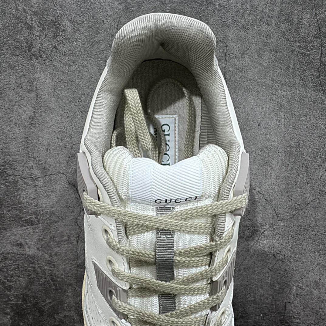 图片[8]-【广东纯原版本】古驰 低帮板鞋 米白灰暗紫绿色 冲孔做旧 2023冬季新品 将古典和现代相融合 高奢古驰Gucci Screener GG High-Top Sneaker 经典原型复古低帮百搭做旧老爹板鞋 原楦原纸版数据开发版型 升级全套专柜抹茶色配件及包装物 外盒标嵌入核心防伪芯片装置及鞋子支持NFC感应读取 采用进口意大利软质小牛皮鞋面材质 同源一致真丝绸防尘鞋套袋 全真小牛皮贴附鞋垫及PU缓震乳胶 原比值数据开发独立双层TPR组合鞋底 内里嵌入柔顺网织布物料 纯手工轻度做旧效果 原装进口饰金属双G椭圆形珐琅细节 货号：765340 AACV6 9160 尺码：35-45-选品中心