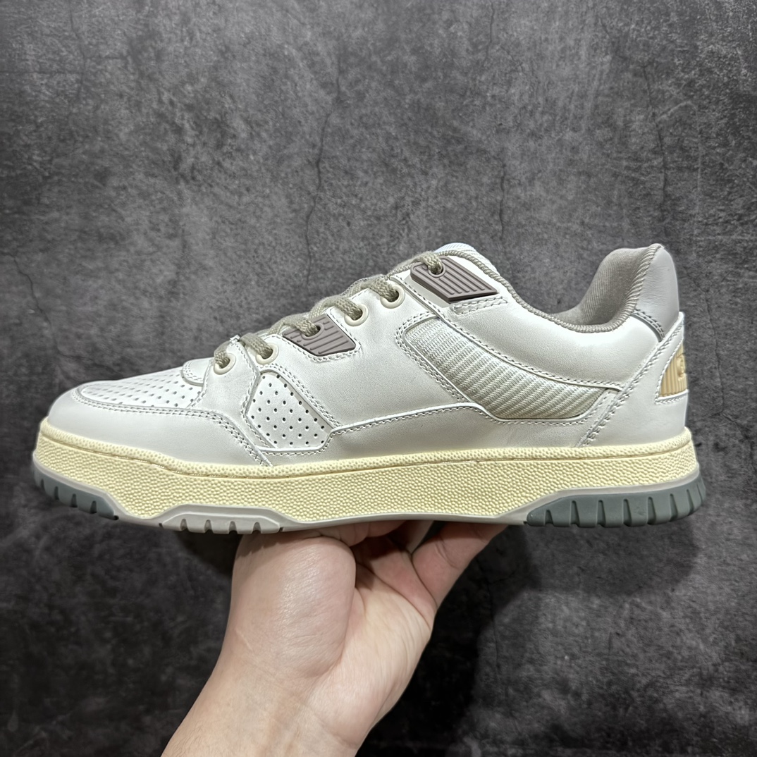 图片[2]-【广东纯原版本】古驰 低帮板鞋 米白灰暗紫绿色 冲孔做旧 2023冬季新品 将古典和现代相融合 高奢古驰Gucci Screener GG High-Top Sneaker 经典原型复古低帮百搭做旧老爹板鞋 原楦原纸版数据开发版型 升级全套专柜抹茶色配件及包装物 外盒标嵌入核心防伪芯片装置及鞋子支持NFC感应读取 采用进口意大利软质小牛皮鞋面材质 同源一致真丝绸防尘鞋套袋 全真小牛皮贴附鞋垫及PU缓震乳胶 原比值数据开发独立双层TPR组合鞋底 内里嵌入柔顺网织布物料 纯手工轻度做旧效果 原装进口饰金属双G椭圆形珐琅细节 货号：765340 AACV6 9160 尺码：35-45-选品中心