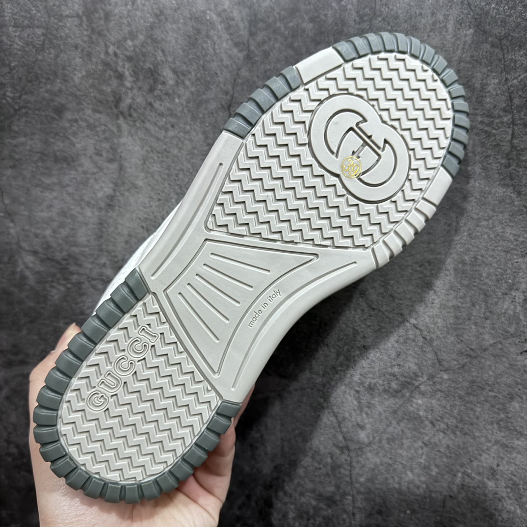 图片[9]-【广东纯原版本】古驰 低帮板鞋 米白灰暗紫绿色 冲孔做旧 2023冬季新品 将古典和现代相融合 高奢古驰Gucci Screener GG High-Top Sneaker 经典原型复古低帮百搭做旧老爹板鞋 原楦原纸版数据开发版型 升级全套专柜抹茶色配件及包装物 外盒标嵌入核心防伪芯片装置及鞋子支持NFC感应读取 采用进口意大利软质小牛皮鞋面材质 同源一致真丝绸防尘鞋套袋 全真小牛皮贴附鞋垫及PU缓震乳胶 原比值数据开发独立双层TPR组合鞋底 内里嵌入柔顺网织布物料 纯手工轻度做旧效果 原装进口饰金属双G椭圆形珐琅细节 货号：765340 AACV6 9160 尺码：35-45-选品中心