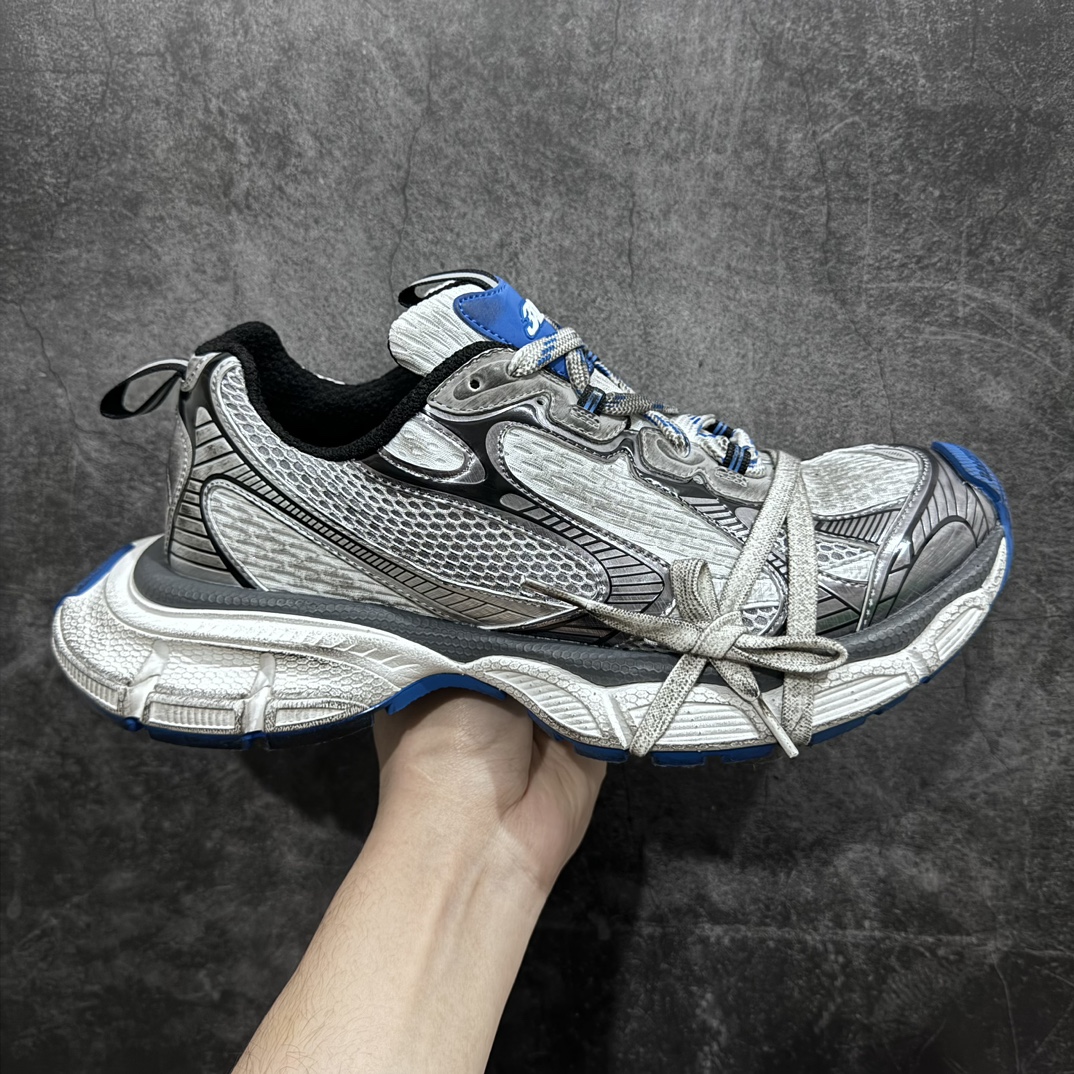 【X版纯原】BALENCIAGA 3XL Sneakers 巴黎世家十代网布系带低帮走秀复古老爹鞋 全新版本 全新顶端品质 全套原纸板楦头开发 最原汁原味的灵魂版型 全鞋荧光划线卡点 胶水把控整洁度追求极致完美 每一双都是工艺品 多重QC质检 超越公司货的品控标准 实实在在的免检产品 原盒原配 正确字体电绣 粗细、位置、大小正确 侧边TPU 透气孔匹配意产原版 正确分离大底 TPU软底 原版一致大底LOGO 立体感十足 原厂皮料水洗做旧 采购原厂网纱 不含皮革 网布材料和聚氨酯 磨损效果 鞋头边缘和后帮 Balenciaga 徽标 鞋面和后跟凸印尺码 鞋舌 3XL 橡胶品牌标识和反光细节 鞋帮拉袢和鞋舌拉祥 配反光细节 备用鞋带在鞋履前侧 可在穿着前取下 便于不同造型搭配 正常尺码 尺码:35 36 37 38 39 40 41 42 43 44 45 46-选品中心