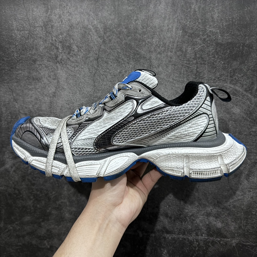 图片[2]-【X版纯原】BALENCIAGA 3XL Sneakers 巴黎世家十代网布系带低帮走秀复古老爹鞋 全新版本 全新顶端品质 全套原纸板楦头开发 最原汁原味的灵魂版型 全鞋荧光划线卡点 胶水把控整洁度追求极致完美 每一双都是工艺品 多重QC质检 超越公司货的品控标准 实实在在的免检产品 原盒原配 正确字体电绣 粗细、位置、大小正确 侧边TPU 透气孔匹配意产原版 正确分离大底 TPU软底 原版一致大底LOGO 立体感十足 原厂皮料水洗做旧 采购原厂网纱 不含皮革 网布材料和聚氨酯 磨损效果 鞋头边缘和后帮 Balenciaga 徽标 鞋面和后跟凸印尺码 鞋舌 3XL 橡胶品牌标识和反光细节 鞋帮拉袢和鞋舌拉祥 配反光细节 备用鞋带在鞋履前侧 可在穿着前取下 便于不同造型搭配 正常尺码 尺码：35 36 37 38 39 40 41 42 43 44 45 46-选品中心