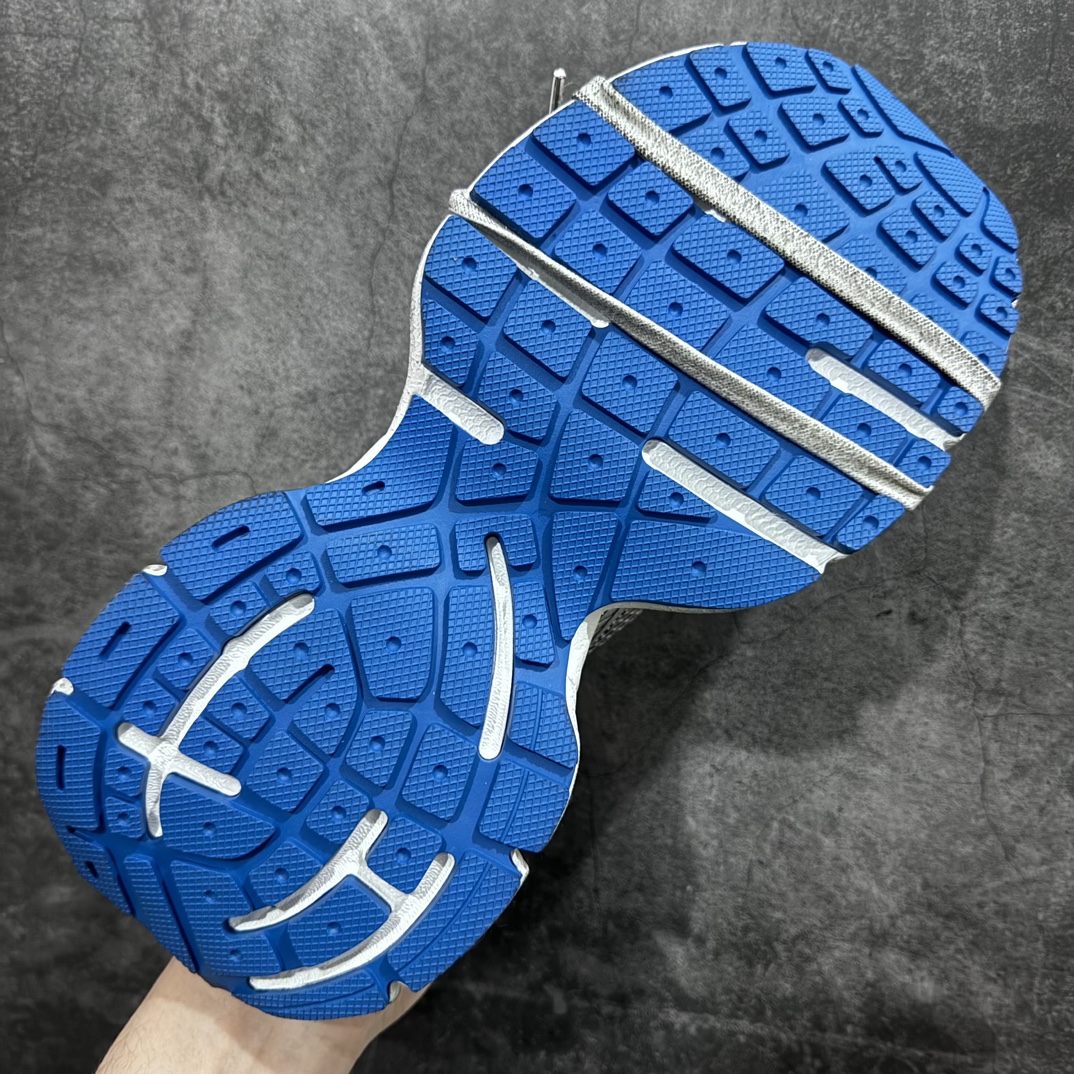 图片[9]-【X版纯原】BALENCIAGA 3XL Sneakers 巴黎世家十代网布系带低帮走秀复古老爹鞋 全新版本 全新顶端品质 全套原纸板楦头开发 最原汁原味的灵魂版型 全鞋荧光划线卡点 胶水把控整洁度追求极致完美 每一双都是工艺品 多重QC质检 超越公司货的品控标准 实实在在的免检产品 原盒原配 正确字体电绣 粗细、位置、大小正确 侧边TPU 透气孔匹配意产原版 正确分离大底 TPU软底 原版一致大底LOGO 立体感十足 原厂皮料水洗做旧 采购原厂网纱 不含皮革 网布材料和聚氨酯 磨损效果 鞋头边缘和后帮 Balenciaga 徽标 鞋面和后跟凸印尺码 鞋舌 3XL 橡胶品牌标识和反光细节 鞋帮拉袢和鞋舌拉祥 配反光细节 备用鞋带在鞋履前侧 可在穿着前取下 便于不同造型搭配 正常尺码 尺码：35 36 37 38 39 40 41 42 43 44 45 46-选品中心