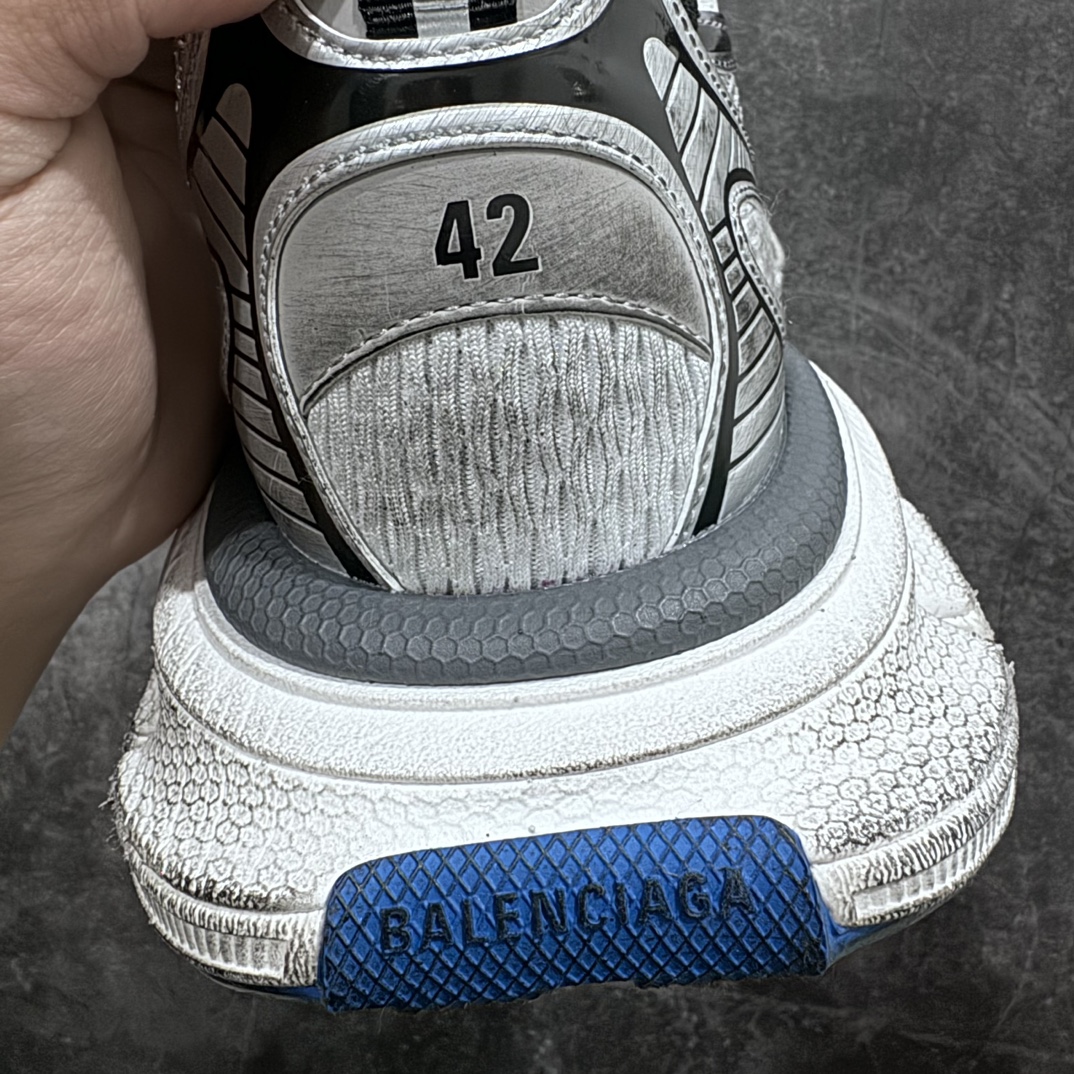 图片[7]-【X版纯原】BALENCIAGA 3XL Sneakers 巴黎世家十代网布系带低帮走秀复古老爹鞋 全新版本 全新顶端品质 全套原纸板楦头开发 最原汁原味的灵魂版型 全鞋荧光划线卡点 胶水把控整洁度追求极致完美 每一双都是工艺品 多重QC质检 超越公司货的品控标准 实实在在的免检产品 原盒原配 正确字体电绣 粗细、位置、大小正确 侧边TPU 透气孔匹配意产原版 正确分离大底 TPU软底 原版一致大底LOGO 立体感十足 原厂皮料水洗做旧 采购原厂网纱 不含皮革 网布材料和聚氨酯 磨损效果 鞋头边缘和后帮 Balenciaga 徽标 鞋面和后跟凸印尺码 鞋舌 3XL 橡胶品牌标识和反光细节 鞋帮拉袢和鞋舌拉祥 配反光细节 备用鞋带在鞋履前侧 可在穿着前取下 便于不同造型搭配 正常尺码 尺码：35 36 37 38 39 40 41 42 43 44 45 46-选品中心