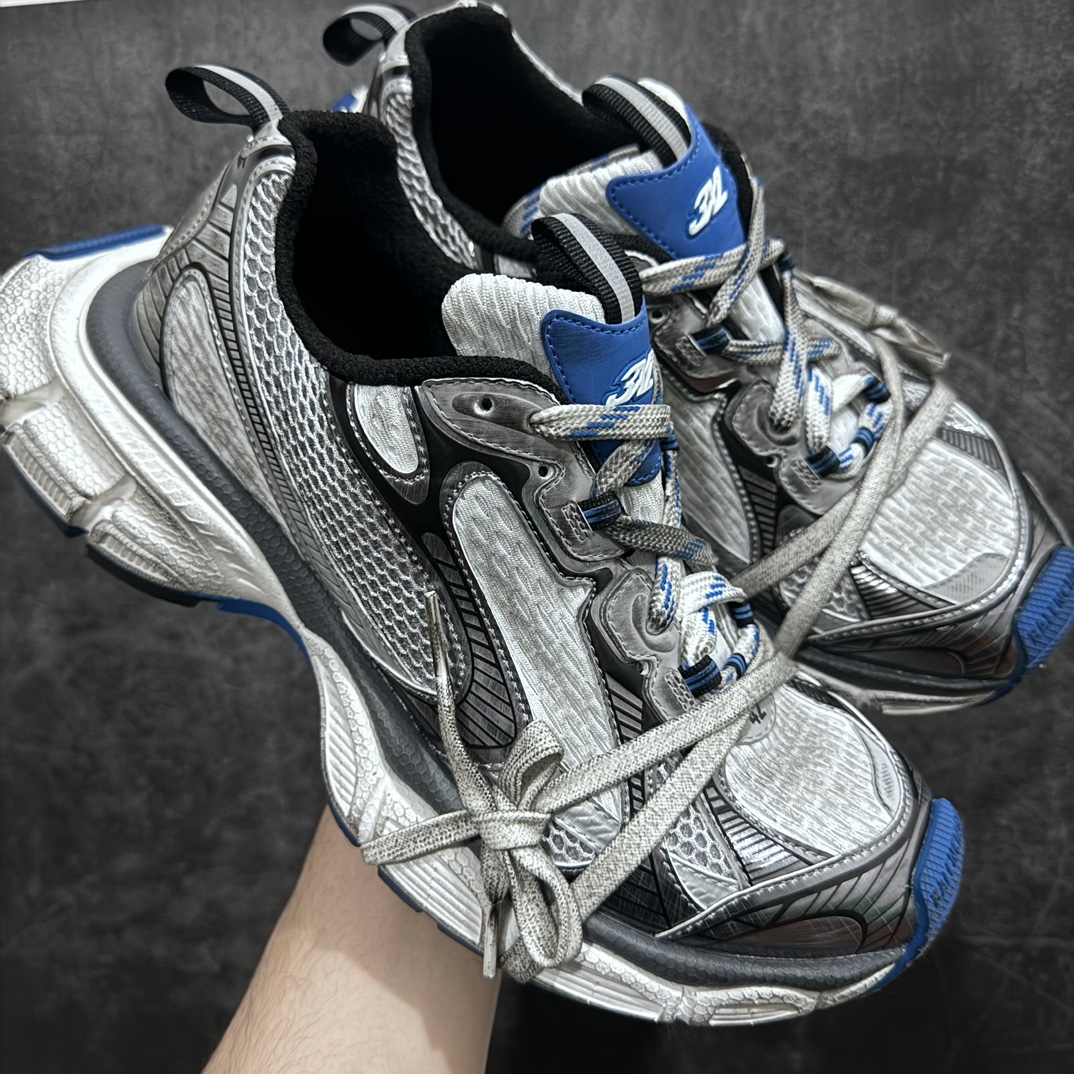 【X版纯原】BALENCIAGA 3XL Sneakers 巴黎世家十代网布系带低帮走秀复古老爹鞋 全新版本 全新顶端品质 全套原纸板楦头开发 最原汁原味的灵魂版型 全鞋荧光划线卡点 胶水把控整洁度追求极致完美 每一双都是工艺品 多重QC质检 超越公司货的品控标准 实实在在的免检产品 原盒原配 正确字体电绣 粗细、位置、大小正确 侧边TPU 透气孔匹配意产原版 正确分离大底 TPU软底 原版一致大底LOGO 立体感十足 原厂皮料水洗做旧 采购原厂网纱 不含皮革 网布材料和聚氨酯 磨损效果 鞋头边缘和后帮 Balenciaga 徽标 鞋面和后跟凸印尺码 鞋舌 3XL 橡胶品牌标识和反光细节 鞋帮拉袢和鞋舌拉祥 配反光细节 备用鞋带在鞋履前侧 可在穿着前取下 便于不同造型搭配 正常尺码 尺码:35 36 37 38 39 40 41 42 43 44 45 46-选品中心