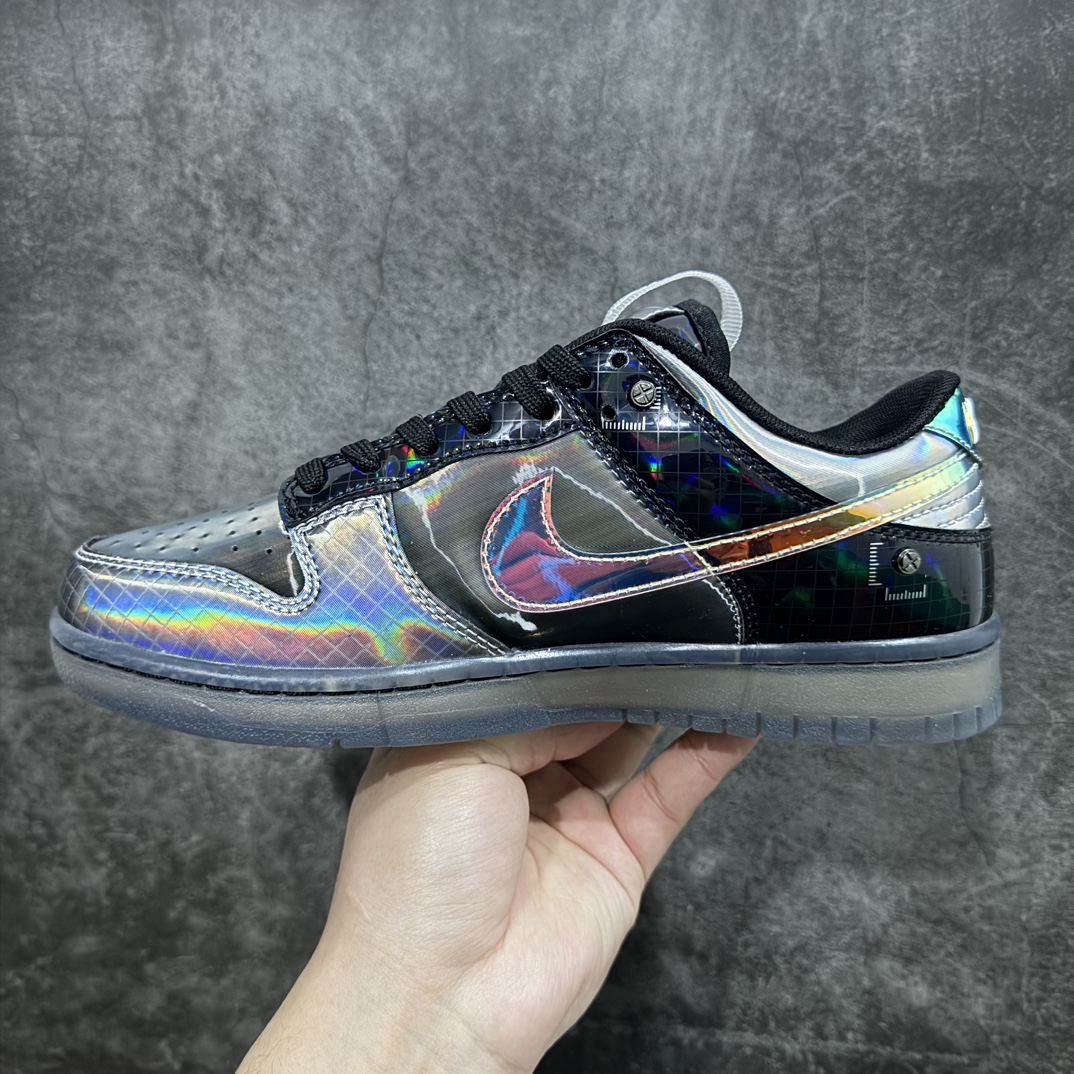 图片[2]-【纯原C版】NK Dunk Low \’Hyperflat\’黑灰黄 FV3617-001是对这双80年代经典篮球鞋款的焕新演绎。该鞋款整体以黑灰色为基调，搭配鞋面绚丽的渐变效果，打造极具未来感的外观。同时，鞋侧耀眼的 Swoosh Logo 结合后跟新颖 NK 品牌标志，突显匠心细节。此外，鞋身四周可拆卸的螺丝钉设计，为鞋款提供更多创作可能性，与鞋舌 Be True to Your DNA的标语相映衬，助你保持真实、忠于自我。SIZE：36 36.5 37.5 38 38.5 39 40 40.5 41 42 42.5 43 44 44.5 45 46 47.5-莆田鞋批发中心