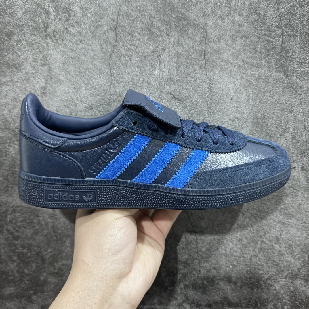 【纯原版】AD Originals Handball Spezial SPZL 手球运动员系列百搭休闲运动板鞋 HP6696市场最高版本 全头层软皮料 区别市场错版n这款来自阿迪达斯的这款HANDBALL SPZL前身是一双手球运动鞋，这一次拿来复刻，所以鞋面的主要色彩选用了黑色， 鞋面外侧除了Spezial字母之外还有三叶草标志。Handball SPZL作为复古手球训练鞋与作为室内足球鞋的Samba有着异曲同工之处，但是质感更为出众的鞋身以及丰富的配色选择比起Samba来讲可以说是更胜一筹了！尺码：36 36⅔ 37⅓ 38 38⅔ 39⅓ 40 40⅔ 41⅓ 42 42⅔ 43⅓ 44 45-莆田鞋批发中心