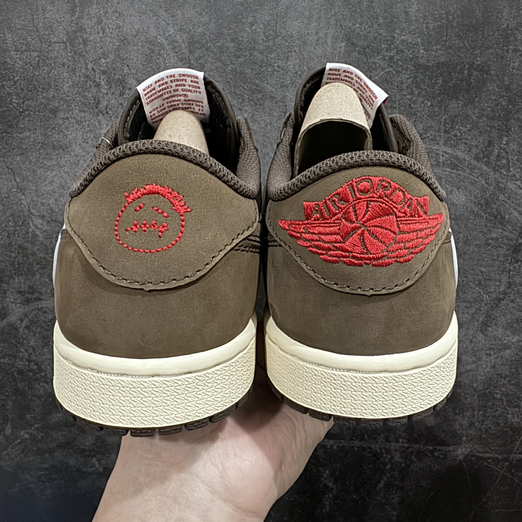 图片[4]-【全新GX版】Air Jordan x Travis ScottnAJ1 x TS联名 AJ1低帮棕色倒钩TS联名板鞋 CQ4277-001nn全新版本出货 巅峰品质 天花板级别n细节改进版 实拍所见即所得 自行揣摩n此版在各大纯原阵营中 绝对是Top级别的存在‼️n实物过于完美 高端零售主推版本 关键价格也不杀猪💪🏻nn纯原第一梯队版本 细节均没毛病 品质自观实拍👇🏻n所有皮料均来自原厂 所有细节均多次校对n针车效果同步原鞋 刺绣拉到原厂定做n原楦原纸板开发 后跟弧度收口自然不对折极致一眼正品既视感 进口玻璃冲刀皮料裁剪零毛边承诺百分百一致原鞋 鞋面清洁度最高 QC检验标准 控制溢胶 鞋盒、防尘纸 配件鞋带 均采购来自原厂n 尺码：36-48.5-莆田鞋批发中心