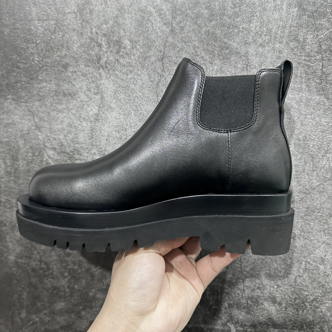 图片[2]-【莞产LW版本】Bottega Veneta/Bv 宝缇嘉/葆蝶家 长青经典女款 东莞原厂 全新顶级版本21个配色 独家最高品质 市售一梯队级别 海淘代购小红书零售最值得信耐的选择 长筒/低筒 一比一开发 每个细节可与原版对比 正品相似度百分之99 秒杀市面任何版本 官网配件一应俱全 代购装大礼盒版 全身鞋面采用进口牛头层光泽皮100%100 外露皮面全部加入折边工艺 内里垫脚一样头层牛皮材质舒适好穿 原版包层沿条三层组合TPU波浪纹橡胶细节鞋底 筒高22cm,跟高5cm 侧边设有松紧皮筋,轻松穿。由于做工复杂产量有限 全网高端品 21色高低筒 各路网红明星上脚 杨幂,关晓彤,程潇,孙芮同款 网红拉伸大长腿/脚胖爱美女士误入 尺码：35 36 37 38 39 40-选品中心