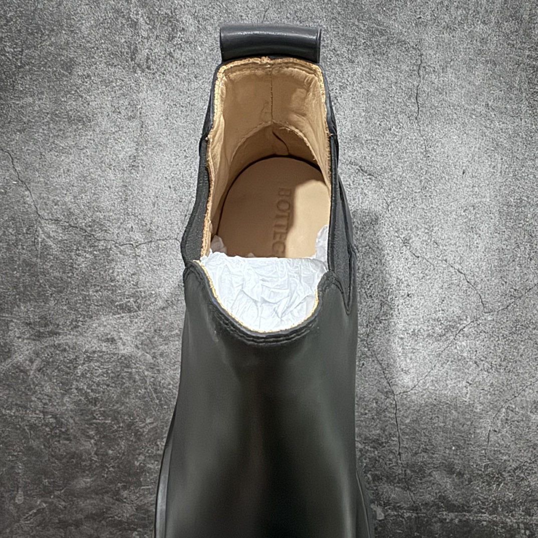 图片[8]-【莞产LW版本】Bottega Veneta/Bv 宝缇嘉/葆蝶家 长青经典女款 东莞原厂 全新顶级版本21个配色 独家最高品质 市售一梯队级别 海淘代购小红书零售最值得信耐的选择 长筒/低筒 一比一开发 每个细节可与原版对比 正品相似度百分之99 秒杀市面任何版本 官网配件一应俱全 代购装大礼盒版 全身鞋面采用进口牛头层光泽皮100%100 外露皮面全部加入折边工艺 内里垫脚一样头层牛皮材质舒适好穿 原版包层沿条三层组合TPU波浪纹橡胶细节鞋底 筒高22cm,跟高5cm 侧边设有松紧皮筋,轻松穿。由于做工复杂产量有限 全网高端品 21色高低筒 各路网红明星上脚 杨幂,关晓彤,程潇,孙芮同款 网红拉伸大长腿/脚胖爱美女士误入 尺码：35 36 37 38 39 40-选品中心