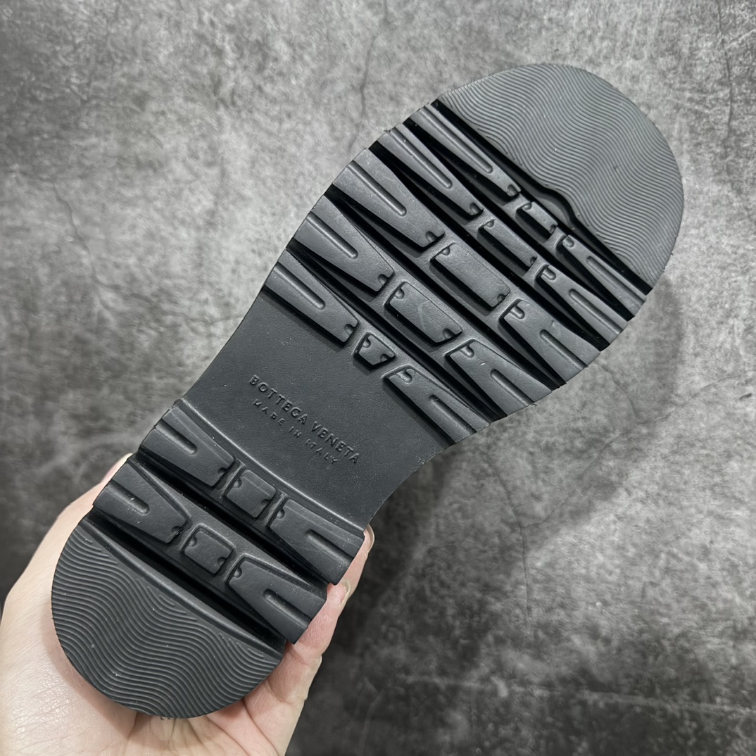 图片[9]-【莞产LW版本】Bottega Veneta/Bv 宝缇嘉/葆蝶家 长青经典女款 东莞原厂 全新顶级版本21个配色 独家最高品质 市售一梯队级别 海淘代购小红书零售最值得信耐的选择 长筒/低筒 一比一开发 每个细节可与原版对比 正品相似度百分之99 秒杀市面任何版本 官网配件一应俱全 代购装大礼盒版 全身鞋面采用进口牛头层光泽皮100%100 外露皮面全部加入折边工艺 内里垫脚一样头层牛皮材质舒适好穿 原版包层沿条三层组合TPU波浪纹橡胶细节鞋底 筒高22cm,跟高5cm 侧边设有松紧皮筋,轻松穿。由于做工复杂产量有限 全网高端品 21色高低筒 各路网红明星上脚 杨幂,关晓彤,程潇,孙芮同款 网红拉伸大长腿/脚胖爱美女士误入 尺码：35 36 37 38 39 40-选品中心