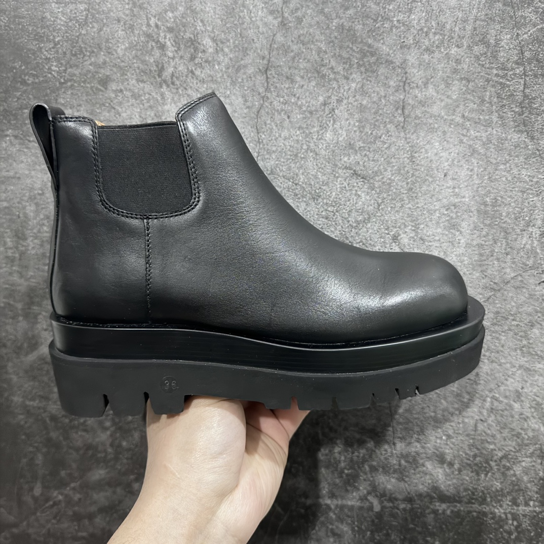 【莞产LW版本】Bottega Veneta/Bv 宝缇嘉/葆蝶家 长青经典女款 东莞原厂 全新顶级版本21个配色 独家最高品质 市售一梯队级别 海淘代购小红书零售最值得信耐的选择 长筒/低筒 一比一开发 每个细节可与原版对比 正品相似度百分之99 秒杀市面任何版本 官网配件一应俱全 代购装大礼盒版 全身鞋面采用进口牛头层光泽皮100%100 外露皮面全部加入折边工艺 内里垫脚一样头层牛皮材质舒适好穿 原版包层沿条三层组合TPU波浪纹橡胶细节鞋底 筒高22cm,跟高5cm 侧边设有松紧皮筋,轻松穿。由于做工复杂产量有限 全网高端品 21色高低筒 各路网红明星上脚 杨幂,关晓彤,程潇,孙芮同款 网红拉伸大长腿/脚胖爱美女士误入 尺码:35 36 37 38 39 40-选品中心