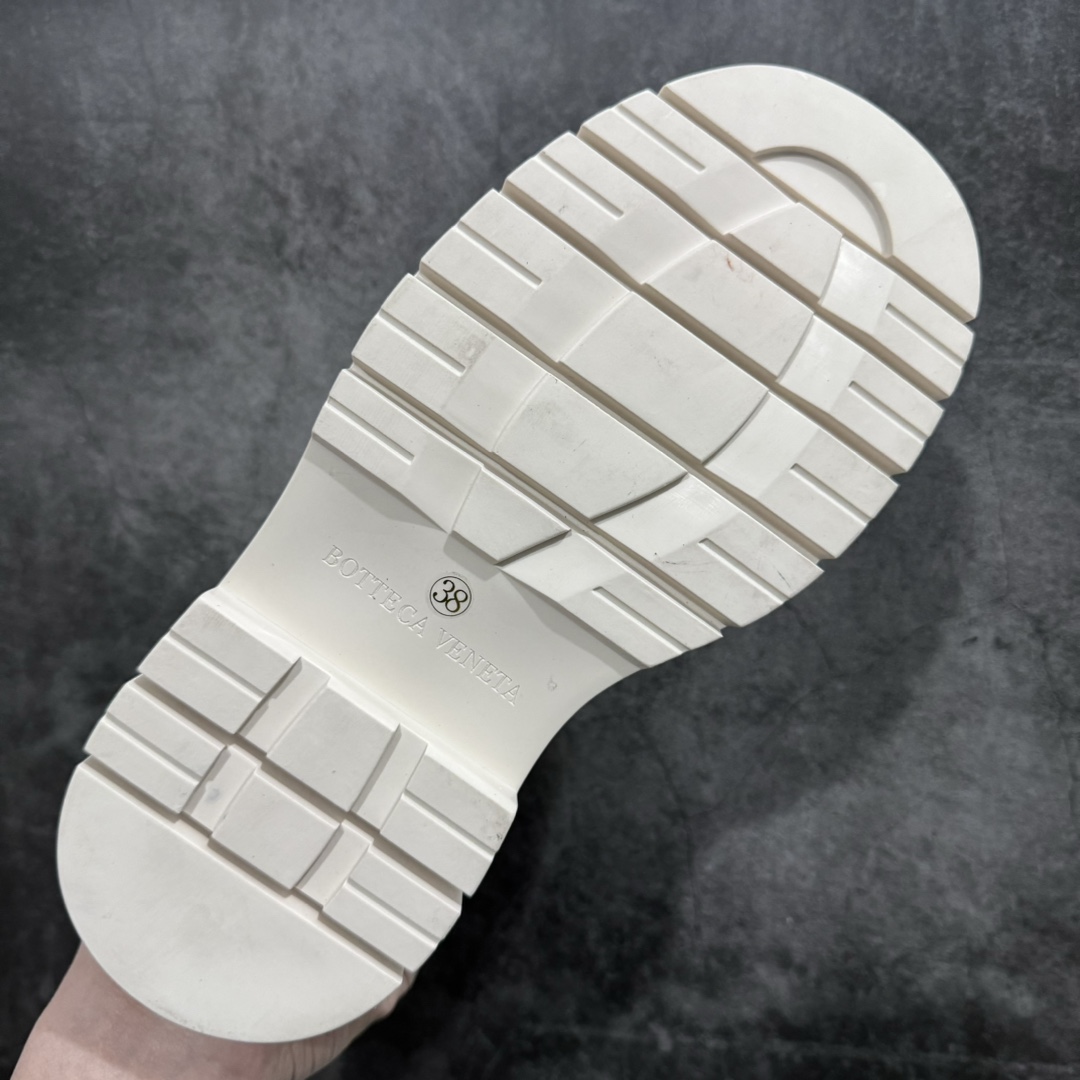 图片[9]-【莞产LW版本】Bottega Veneta/Bv 宝缇嘉/葆蝶家 长青经典女款 东莞原厂 全新顶级版本21个配色 独家最高品质 市售一梯队级别 海淘代购小红书零售最值得信耐的选择 长筒/低筒 一比一开发 每个细节可与原版对比 正品相似度百分之99 秒杀市面任何版本 官网配件一应俱全 代购装大礼盒版 全身鞋面采用进口牛头层光泽皮100%100 外露皮面全部加入折边工艺 内里垫脚一样头层牛皮材质舒适好穿 原版包层沿条三层组合TPU波浪纹橡胶细节鞋底 筒高22cm,跟高5cm 侧边设有松紧皮筋,轻松穿。由于做工复杂产量有限 全网高端品 21色高低筒 各路网红明星上脚 杨幂,关晓彤,程潇,孙芮同款 网红拉伸大长腿/脚胖爱美女士误入 尺码：35 36 37 38 39 40-选品中心