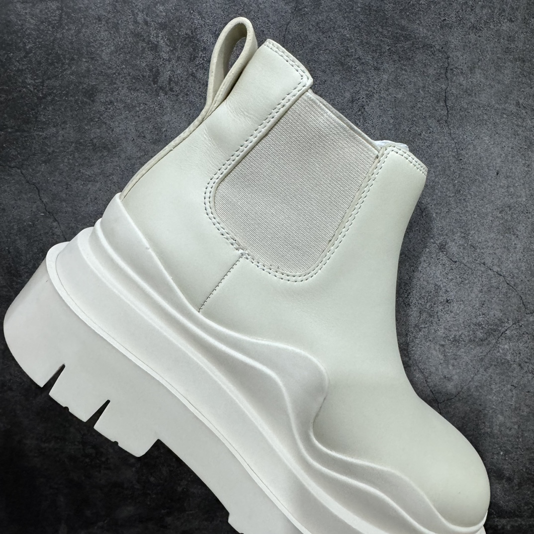 图片[7]-【莞产LW版本】Bottega Veneta/Bv 宝缇嘉/葆蝶家 长青经典女款 东莞原厂 全新顶级版本21个配色 独家最高品质 市售一梯队级别 海淘代购小红书零售最值得信耐的选择 长筒/低筒 一比一开发 每个细节可与原版对比 正品相似度百分之99 秒杀市面任何版本 官网配件一应俱全 代购装大礼盒版 全身鞋面采用进口牛头层光泽皮100%100 外露皮面全部加入折边工艺 内里垫脚一样头层牛皮材质舒适好穿 原版包层沿条三层组合TPU波浪纹橡胶细节鞋底 筒高22cm,跟高5cm 侧边设有松紧皮筋,轻松穿。由于做工复杂产量有限 全网高端品 21色高低筒 各路网红明星上脚 杨幂,关晓彤,程潇,孙芮同款 网红拉伸大长腿/脚胖爱美女士误入 尺码：35 36 37 38 39 40-选品中心