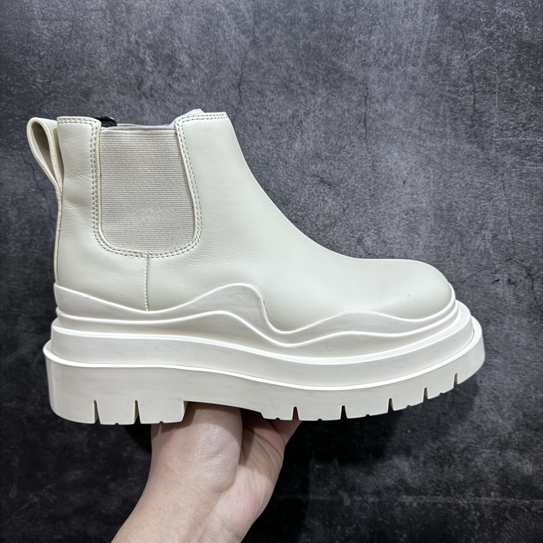 【莞产LW版本】Bottega Veneta/Bv 宝缇嘉/葆蝶家 长青经典女款 东莞原厂 全新顶级版本21个配色 独家最高品质 市售一梯队级别 海淘代购小红书零售最值得信耐的选择 长筒/低筒 一比一开发 每个细节可与原版对比 正品相似度百分之99 秒杀市面任何版本 官网配件一应俱全 代购装大礼盒版 全身鞋面采用进口牛头层光泽皮100%100 外露皮面全部加入折边工艺 内里垫脚一样头层牛皮材质舒适好穿 原版包层沿条三层组合TPU波浪纹橡胶细节鞋底 筒高22cm,跟高5cm 侧边设有松紧皮筋,轻松穿。由于做工复杂产量有限 全网高端品 21色高低筒 各路网红明星上脚 杨幂,关晓彤,程潇,孙芮同款 网红拉伸大长腿/脚胖爱美女士误入 尺码:35 36 37 38 39 40-选品中心