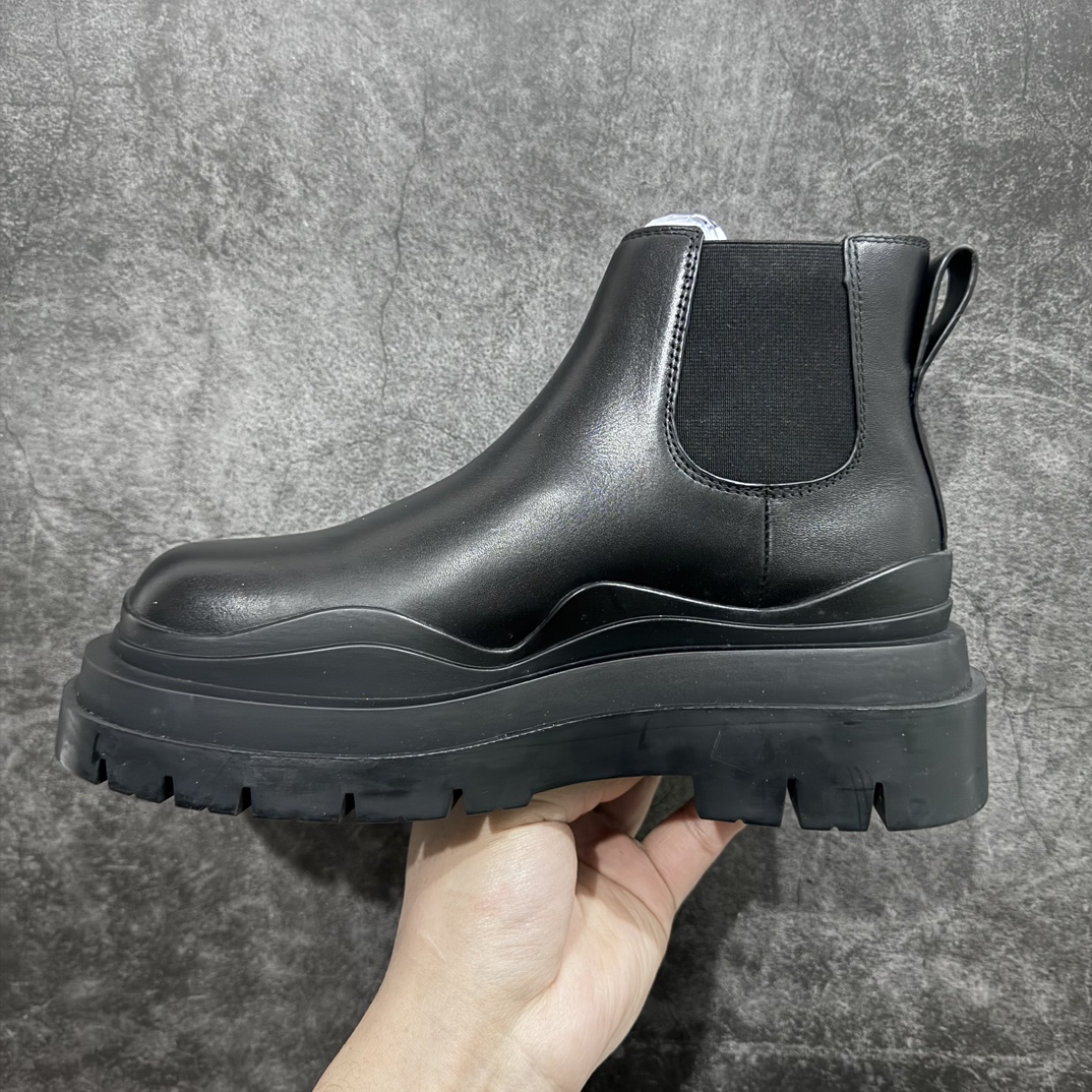 图片[2]-【莞产LW版本】Bottega Veneta/Bv 宝缇嘉/葆蝶家 长青经典女款 东莞原厂 全新顶级版本21个配色 独家最高品质 市售一梯队级别 海淘代购小红书零售最值得信耐的选择 长筒/低筒 一比一开发 每个细节可与原版对比 正品相似度百分之99 秒杀市面任何版本 官网配件一应俱全 代购装大礼盒版 全身鞋面采用进口牛头层光泽皮100%100 外露皮面全部加入折边工艺 内里垫脚一样头层牛皮材质舒适好穿 原版包层沿条三层组合TPU波浪纹橡胶细节鞋底 筒高22cm,跟高5cm 侧边设有松紧皮筋,轻松穿。由于做工复杂产量有限 全网高端品 21色高低筒 各路网红明星上脚 杨幂,关晓彤,程潇,孙芮同款 网红拉伸大长腿/脚胖爱美女士误入 尺码：35 36 37 38 39 40-选品中心