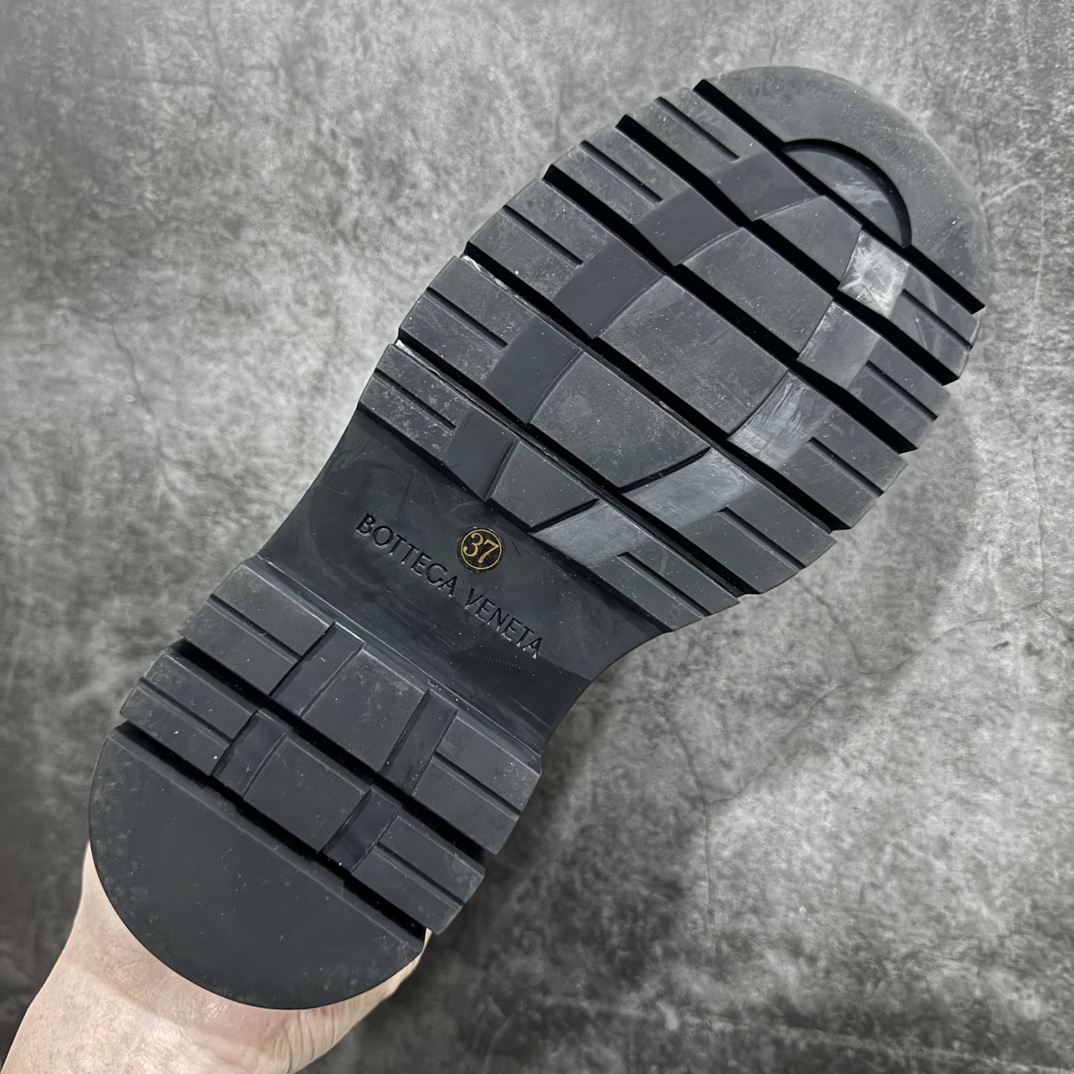 图片[9]-【莞产LW版本】Bottega Veneta/Bv 宝缇嘉/葆蝶家 长青经典女款 东莞原厂 全新顶级版本21个配色 独家最高品质 市售一梯队级别 海淘代购小红书零售最值得信耐的选择 长筒/低筒 一比一开发 每个细节可与原版对比 正品相似度百分之99 秒杀市面任何版本 官网配件一应俱全 代购装大礼盒版 全身鞋面采用进口牛头层光泽皮100%100 外露皮面全部加入折边工艺 内里垫脚一样头层牛皮材质舒适好穿 原版包层沿条三层组合TPU波浪纹橡胶细节鞋底 筒高22cm,跟高5cm 侧边设有松紧皮筋,轻松穿。由于做工复杂产量有限 全网高端品 21色高低筒 各路网红明星上脚 杨幂,关晓彤,程潇,孙芮同款 网红拉伸大长腿/脚胖爱美女士误入 尺码：35 36 37 38 39 40-选品中心