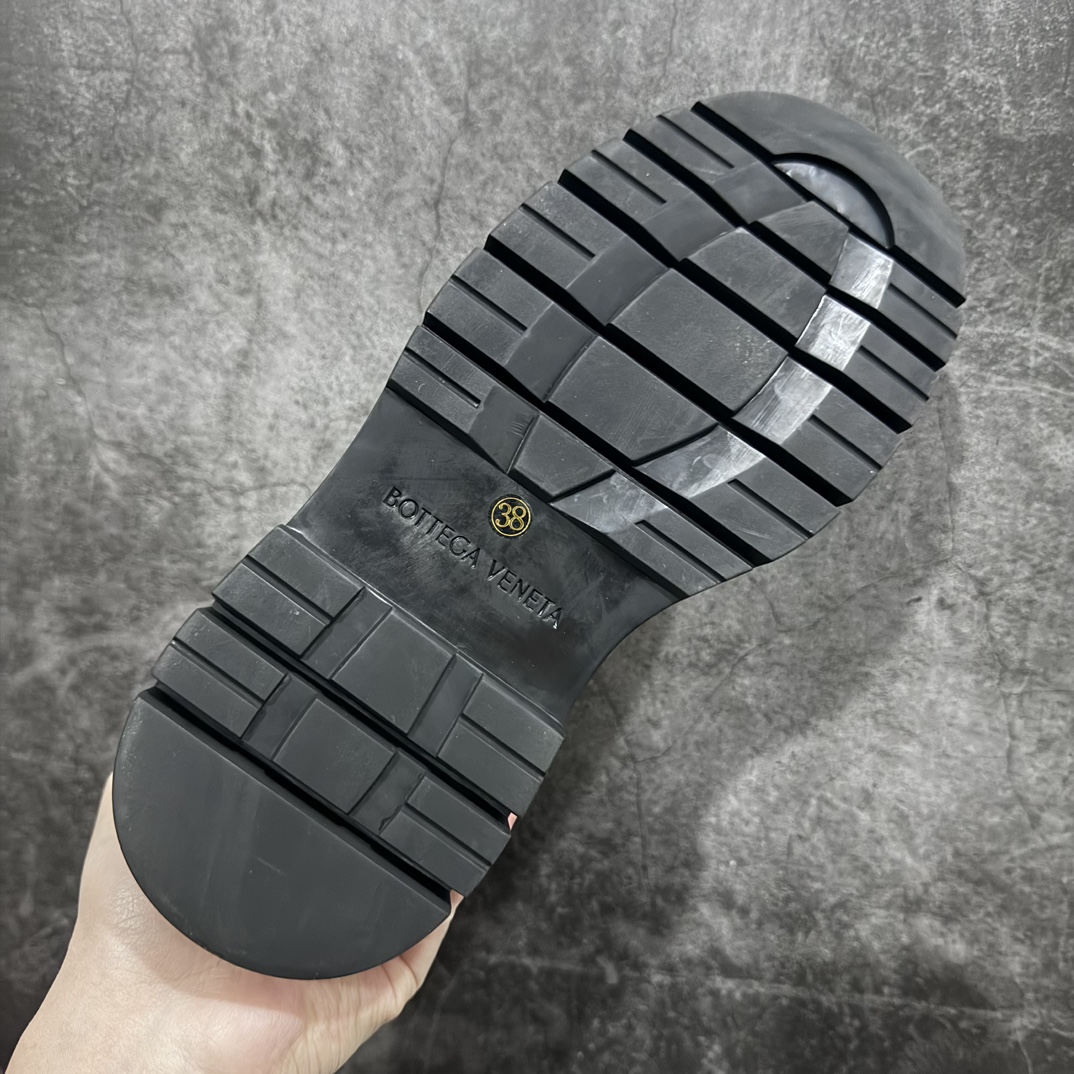 图片[9]-【莞产LW版本】Bottega Veneta/Bv 宝缇嘉/葆蝶家 长青经典女款 东莞原厂 全新顶级版本21个配色 独家最高品质 市售一梯队级别 海淘代购小红书零售最值得信耐的选择 长筒/低筒 一比一开发 每个细节可与原版对比 正品相似度百分之99 秒杀市面任何版本 官网配件一应俱全 代购装大礼盒版 全身鞋面采用进口牛头层光泽皮100%100 外露皮面全部加入折边工艺 内里垫脚一样头层牛皮材质舒适好穿 原版包层沿条三层组合TPU波浪纹橡胶细节鞋底 筒高22cm,跟高5cm 侧边设有松紧皮筋,轻松穿。由于做工复杂产量有限 全网高端品 21色高低筒 各路网红明星上脚 杨幂,关晓彤,程潇,孙芮同款 网红拉伸大长腿/脚胖爱美女士误入 尺码：35 36 37 38 39 40-选品中心