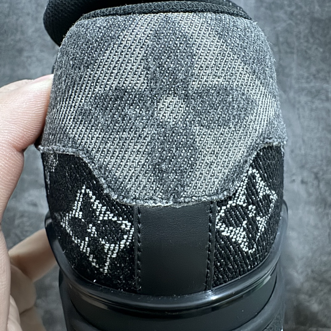 图片[4]-【无胶顶级版礼盒无字版】 现货当天可取 LV Trainer系列高奢运动鞋 黑灰 牛仔布新款 潮人必备单品 同步ZP官网空胶工艺 鞋舌、挂饰均镶嵌NFC芯片感应装置 正确胶片断点式设计 中底正确还原原版油印字母比例 1：1原楦格板、楦头、刀磨全新升级！ 独家订制顶级压纹粒面小牛皮 原版开模TPU大底 质感原版一致 垫脚聚米微料加透气英伦网布 披靡市场任何版本！细节完美呈现！ 代购指定版本 全新升级最新双盒包装 扫码秒进官网！ 全套包装配件同比原版 尺码： 38-45-选品中心