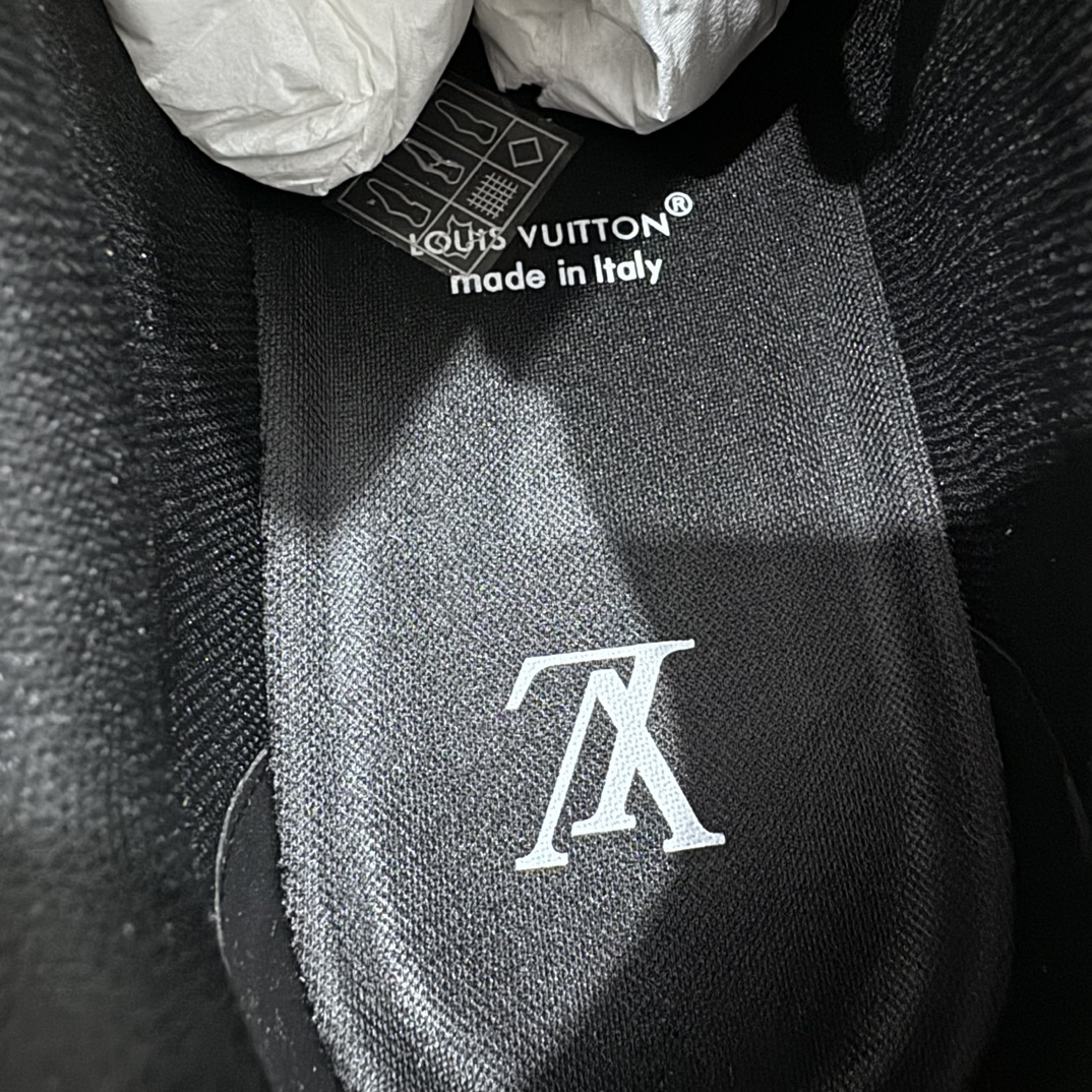 图片[8]-【无胶顶级版礼盒无字版】 现货当天可取 LV Trainer系列高奢运动鞋 黑灰 牛仔布新款 潮人必备单品 同步ZP官网空胶工艺 鞋舌、挂饰均镶嵌NFC芯片感应装置 正确胶片断点式设计 中底正确还原原版油印字母比例 1：1原楦格板、楦头、刀磨全新升级！ 独家订制顶级压纹粒面小牛皮 原版开模TPU大底 质感原版一致 垫脚聚米微料加透气英伦网布 披靡市场任何版本！细节完美呈现！ 代购指定版本 全新升级最新双盒包装 扫码秒进官网！ 全套包装配件同比原版 尺码： 38-45-选品中心