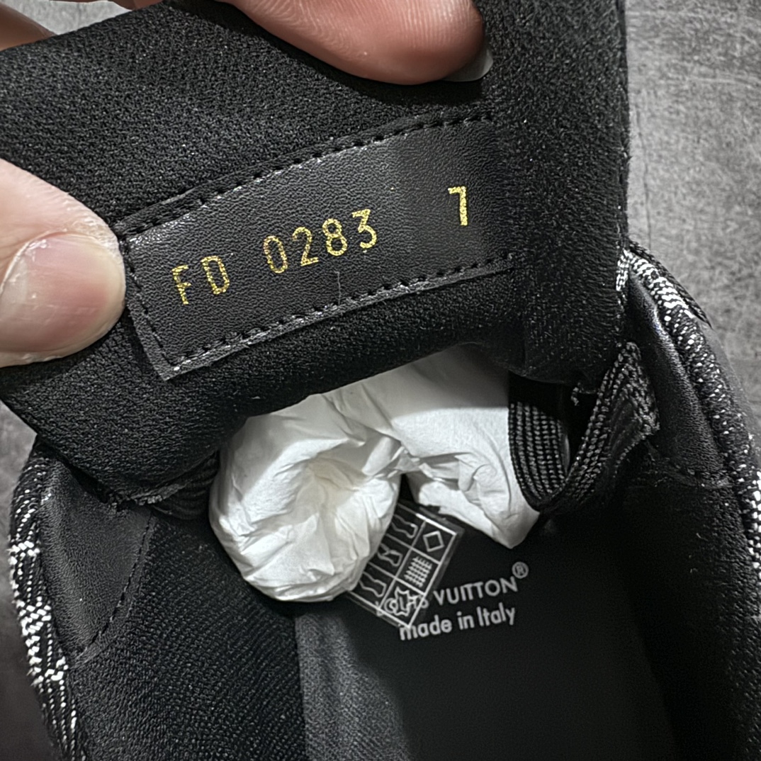 图片[7]-【无胶顶级版礼盒无字版】 现货当天可取 LV Trainer系列高奢运动鞋 黑灰 牛仔布新款 潮人必备单品 同步ZP官网空胶工艺 鞋舌、挂饰均镶嵌NFC芯片感应装置 正确胶片断点式设计 中底正确还原原版油印字母比例 1：1原楦格板、楦头、刀磨全新升级！ 独家订制顶级压纹粒面小牛皮 原版开模TPU大底 质感原版一致 垫脚聚米微料加透气英伦网布 披靡市场任何版本！细节完美呈现！ 代购指定版本 全新升级最新双盒包装 扫码秒进官网！ 全套包装配件同比原版 尺码： 38-45-选品中心