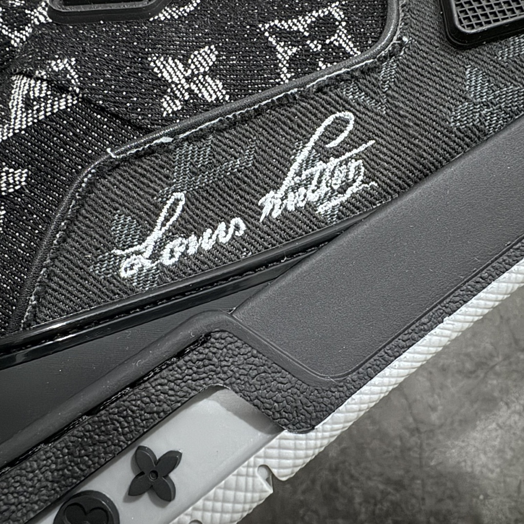 图片[2]-【无胶顶级版礼盒无字版】 现货当天可取 LV Trainer系列高奢运动鞋 黑灰 牛仔布新款 潮人必备单品 同步ZP官网空胶工艺 鞋舌、挂饰均镶嵌NFC芯片感应装置 正确胶片断点式设计 中底正确还原原版油印字母比例 1：1原楦格板、楦头、刀磨全新升级！ 独家订制顶级压纹粒面小牛皮 原版开模TPU大底 质感原版一致 垫脚聚米微料加透气英伦网布 披靡市场任何版本！细节完美呈现！ 代购指定版本 全新升级最新双盒包装 扫码秒进官网！ 全套包装配件同比原版 尺码： 38-45-选品中心