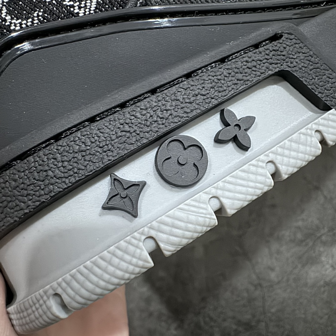 图片[3]-【无胶顶级版礼盒无字版】 现货当天可取 LV Trainer系列高奢运动鞋 黑灰 牛仔布新款 潮人必备单品 同步ZP官网空胶工艺 鞋舌、挂饰均镶嵌NFC芯片感应装置 正确胶片断点式设计 中底正确还原原版油印字母比例 1：1原楦格板、楦头、刀磨全新升级！ 独家订制顶级压纹粒面小牛皮 原版开模TPU大底 质感原版一致 垫脚聚米微料加透气英伦网布 披靡市场任何版本！细节完美呈现！ 代购指定版本 全新升级最新双盒包装 扫码秒进官网！ 全套包装配件同比原版 尺码： 38-45-选品中心