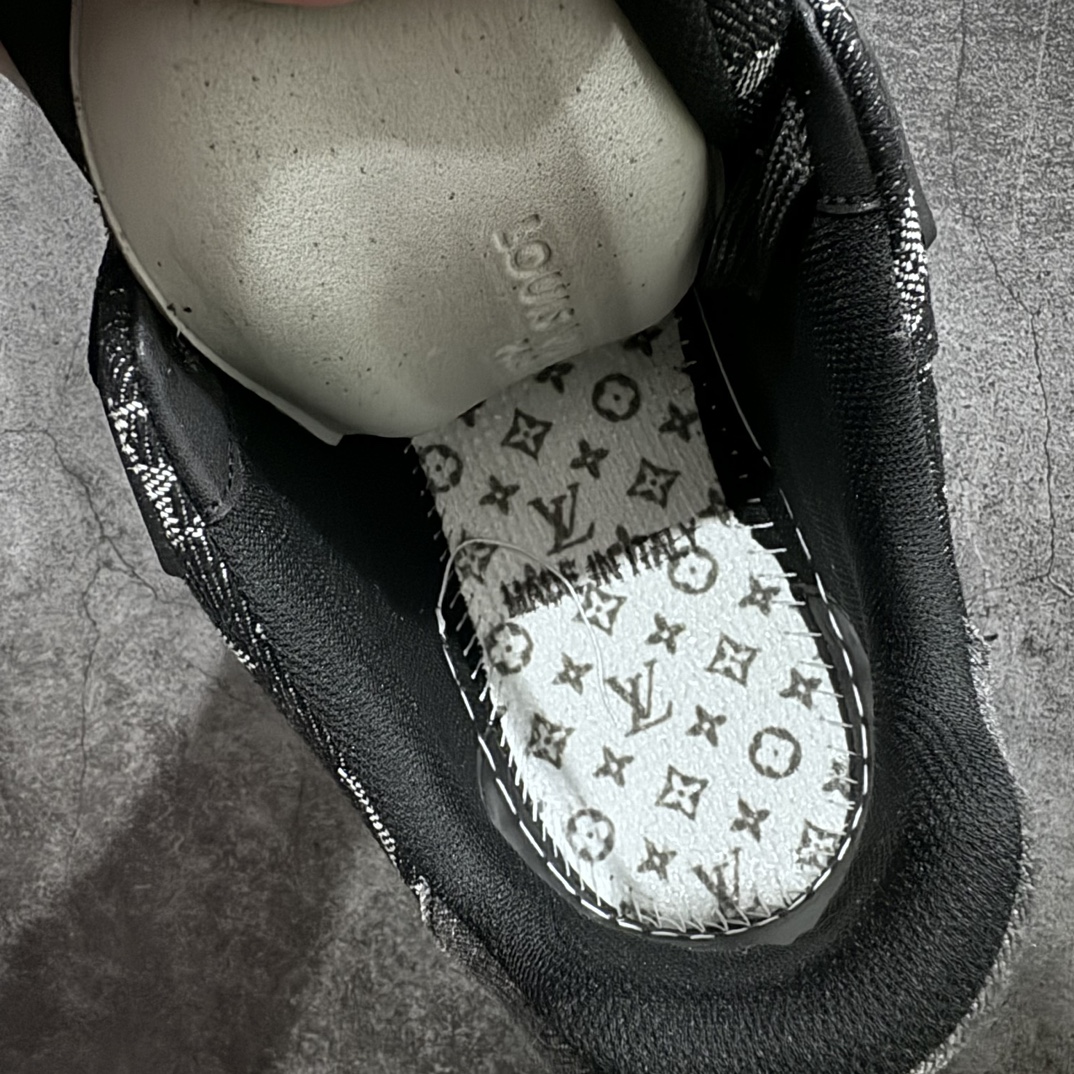 图片[9]-【无胶顶级版礼盒无字版】 现货当天可取 LV Trainer系列高奢运动鞋 黑灰 牛仔布新款 潮人必备单品 同步ZP官网空胶工艺 鞋舌、挂饰均镶嵌NFC芯片感应装置 正确胶片断点式设计 中底正确还原原版油印字母比例 1：1原楦格板、楦头、刀磨全新升级！ 独家订制顶级压纹粒面小牛皮 原版开模TPU大底 质感原版一致 垫脚聚米微料加透气英伦网布 披靡市场任何版本！细节完美呈现！ 代购指定版本 全新升级最新双盒包装 扫码秒进官网！ 全套包装配件同比原版 尺码： 38-45-选品中心