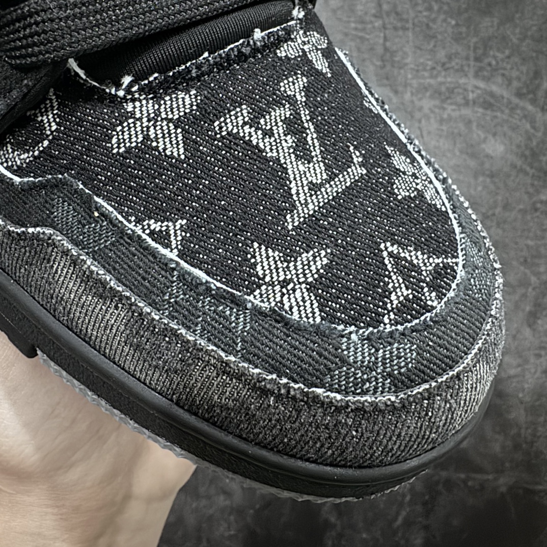 图片[6]-【无胶顶级版礼盒无字版】 现货当天可取 LV Trainer系列高奢运动鞋 黑灰 牛仔布新款 潮人必备单品 同步ZP官网空胶工艺 鞋舌、挂饰均镶嵌NFC芯片感应装置 正确胶片断点式设计 中底正确还原原版油印字母比例 1：1原楦格板、楦头、刀磨全新升级！ 独家订制顶级压纹粒面小牛皮 原版开模TPU大底 质感原版一致 垫脚聚米微料加透气英伦网布 披靡市场任何版本！细节完美呈现！ 代购指定版本 全新升级最新双盒包装 扫码秒进官网！ 全套包装配件同比原版 尺码： 38-45-选品中心