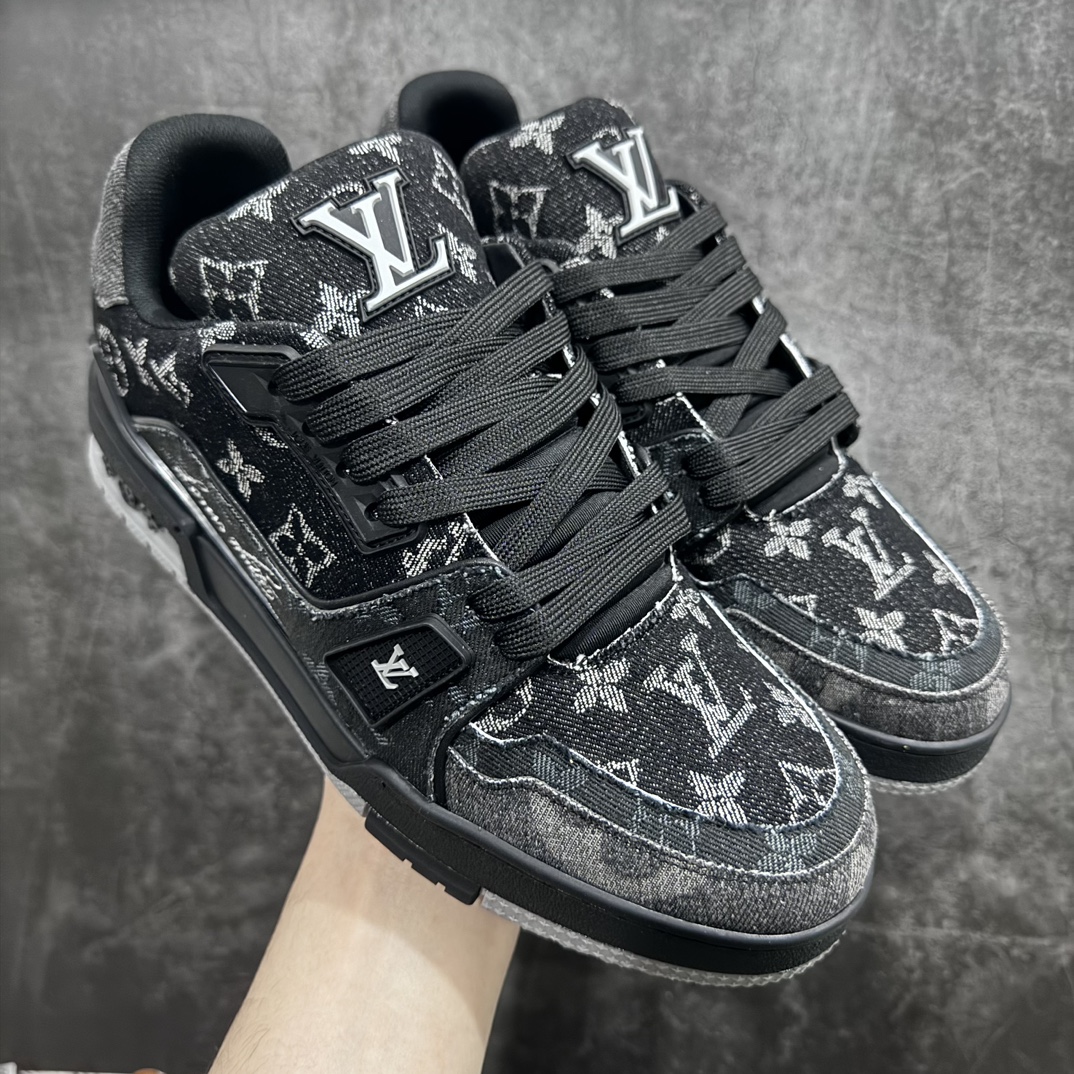 【无胶顶级版礼盒无字版】 现货当天可取 LV Trainer系列高奢运动鞋 黑灰 牛仔布新款 潮人必备单品 同步ZP官网空胶工艺 鞋舌、挂饰均镶嵌NFC芯片感应装置 正确胶片断点式设计 中底正确还原原版油印字母比例 1:1原楦格板、楦头、刀磨全新升级! 独家订制顶级压纹粒面小牛皮 原版开模TPU大底 质感原版一致 垫脚聚米微料加透气英伦网布 披靡市场任何版本!细节完美呈现! 代购指定版本 全新升级最新双盒包装 扫码秒进官网! 全套包装配件同比原版 尺码: 38-45-选品中心