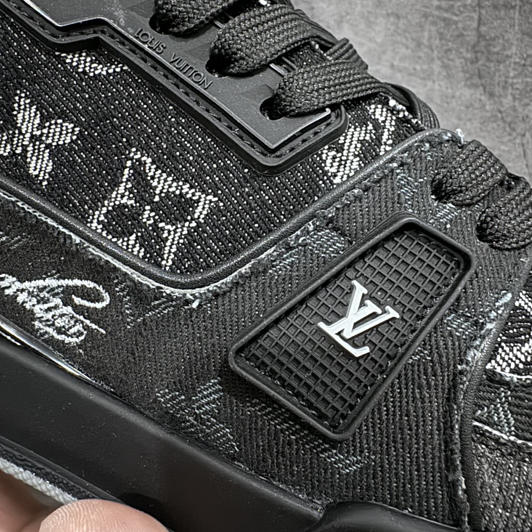 图片[5]-【无胶顶级版礼盒无字版】 现货当天可取 LV Trainer系列高奢运动鞋 黑灰 牛仔布新款 潮人必备单品 同步ZP官网空胶工艺 鞋舌、挂饰均镶嵌NFC芯片感应装置 正确胶片断点式设计 中底正确还原原版油印字母比例 1：1原楦格板、楦头、刀磨全新升级！ 独家订制顶级压纹粒面小牛皮 原版开模TPU大底 质感原版一致 垫脚聚米微料加透气英伦网布 披靡市场任何版本！细节完美呈现！ 代购指定版本 全新升级最新双盒包装 扫码秒进官网！ 全套包装配件同比原版 尺码： 38-45-选品中心