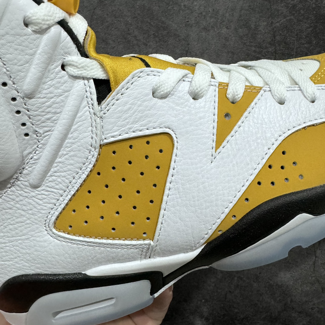 图片[4]-【莞产裁片版】Air Jordan 6 Retro \”Yellow Ochre\” 高帮 白黄 AJ6 乔丹6代 aj6 乔6 高邦 白黄 乔丹篮球鞋系列 原材料打造！正确版型！市场最强版本 在覆盖层上采用白色皮革，在侧面板、鞋头、鞋带锁、鞋跟标签上的部分和鞋舌覆盖层上均采用黄色绒面革。其他细节包括黑色鞋舌、内衬、Jumpmanj Logo标志；后跟和中底的Jumpmann Logo则以黄色点缀，最后以白黑中底搭配冰冷的半透明外底上完善设计收尾。 货号：CT8529-170 尺码：40.5 41 42 42.5 43 44 44.5 45 46 47.5 48.5-选品中心