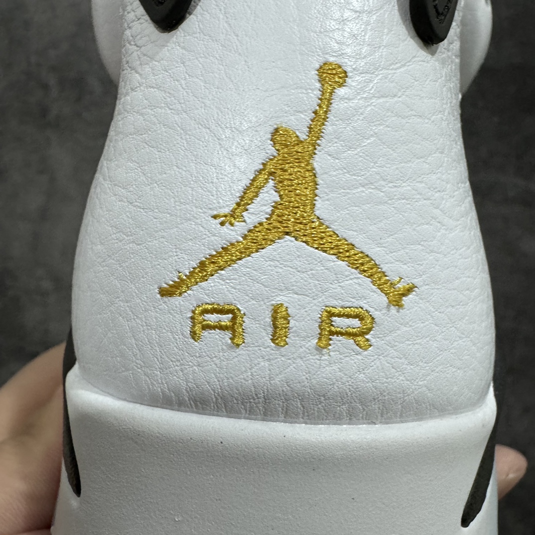 图片[9]-【莞产裁片版】Air Jordan 6 Retro \”Yellow Ochre\” 高帮 白黄 AJ6 乔丹6代 aj6 乔6 高邦 白黄 乔丹篮球鞋系列 原材料打造！正确版型！市场最强版本 在覆盖层上采用白色皮革，在侧面板、鞋头、鞋带锁、鞋跟标签上的部分和鞋舌覆盖层上均采用黄色绒面革。其他细节包括黑色鞋舌、内衬、Jumpmanj Logo标志；后跟和中底的Jumpmann Logo则以黄色点缀，最后以白黑中底搭配冰冷的半透明外底上完善设计收尾。 货号：CT8529-170 尺码：40.5 41 42 42.5 43 44 44.5 45 46 47.5 48.5-选品中心