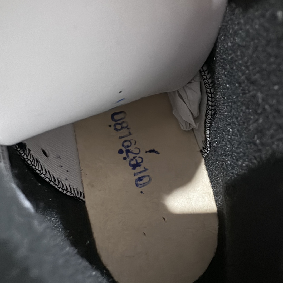 图片[8]-【莞产裁片版】Air Jordan 6 Retro \”Yellow Ochre\” 高帮 白黄 AJ6 乔丹6代 aj6 乔6 高邦 白黄 乔丹篮球鞋系列 原材料打造！正确版型！市场最强版本 在覆盖层上采用白色皮革，在侧面板、鞋头、鞋带锁、鞋跟标签上的部分和鞋舌覆盖层上均采用黄色绒面革。其他细节包括黑色鞋舌、内衬、Jumpmanj Logo标志；后跟和中底的Jumpmann Logo则以黄色点缀，最后以白黑中底搭配冰冷的半透明外底上完善设计收尾。 货号：CT8529-170 尺码：40.5 41 42 42.5 43 44 44.5 45 46 47.5 48.5-选品中心