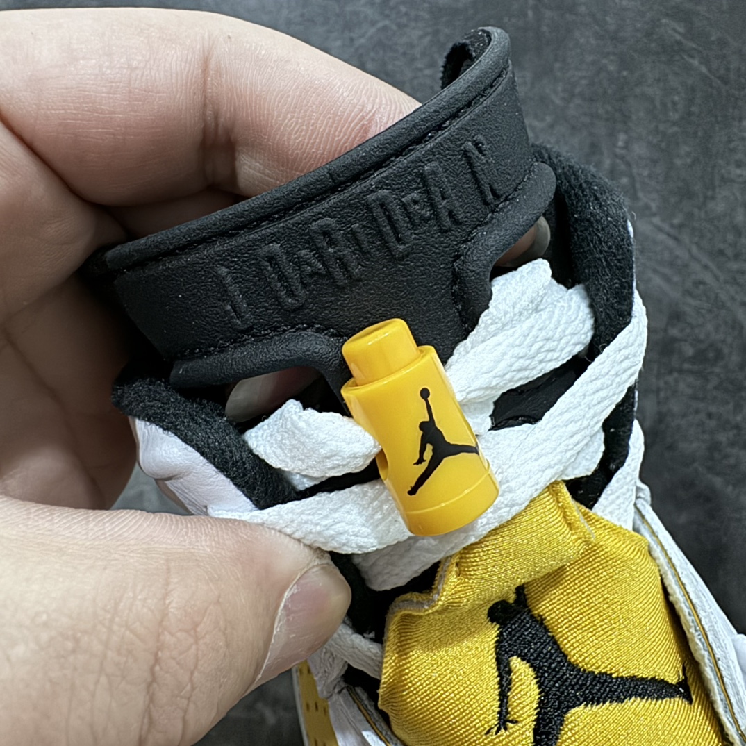 图片[6]-【莞产裁片版】Air Jordan 6 Retro \”Yellow Ochre\” 高帮 白黄 AJ6 乔丹6代 aj6 乔6 高邦 白黄 乔丹篮球鞋系列 原材料打造！正确版型！市场最强版本 在覆盖层上采用白色皮革，在侧面板、鞋头、鞋带锁、鞋跟标签上的部分和鞋舌覆盖层上均采用黄色绒面革。其他细节包括黑色鞋舌、内衬、Jumpmanj Logo标志；后跟和中底的Jumpmann Logo则以黄色点缀，最后以白黑中底搭配冰冷的半透明外底上完善设计收尾。 货号：CT8529-170 尺码：40.5 41 42 42.5 43 44 44.5 45 46 47.5 48.5-选品中心