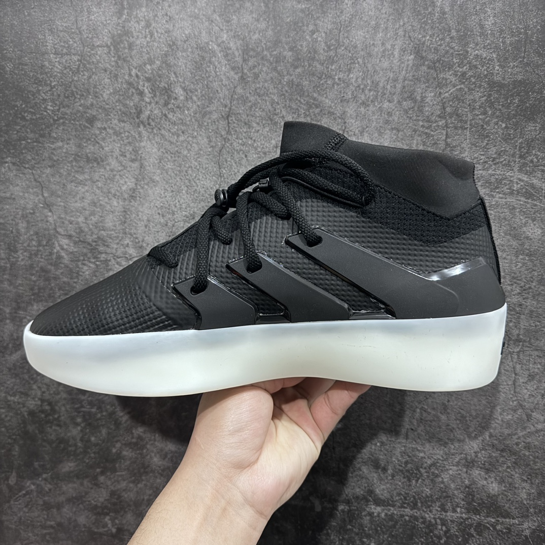 图片[2]-【纯原版】 Fear of God Athletics x Adidas Basketball FOG联名高帮篮球鞋 黑白 IE6185 年度大戏 匠心打造 开发时长超过半年 独家私模百万磨具冲刀加持 广硕原厂全套原纸板楦头开发 原厂特供皮料加持 确保原汁原味 Jerry Lorenzo备受期待的Fear of God Athletics I Basketball系列首发推出 恰如其分地命名为\”The One\”终于首次亮相 此次发布的焦点是迷人的 Carbon 碳黑配色 无缝融合了时尚和运动领域 为了体现Fear of God的独特风格 I Basketball通过时尚的低帮和独特的半透明橡胶外底展示其身份 同时以优质针织鞋面搭配氯丁橡胶鞋领和脚踝松紧绳 提升舒适度和灵活性 外搭TPU薄膜覆面 搭配Lightstrike中底 缔造顶级舒适度 该设计融入了标志性元素 如3条纹模鞋侧支撑 灵感来自Adidas三道杆 其他细节包括鞋头上的浮雕Adidas标志和鞋跟上的黑条 带有Fear of God标志SIZE：36 36.5 37.5 38 38.5 39 40 40.5 41 42 42.5 43 44 44.5 45 46 47-莆田鞋批发中心