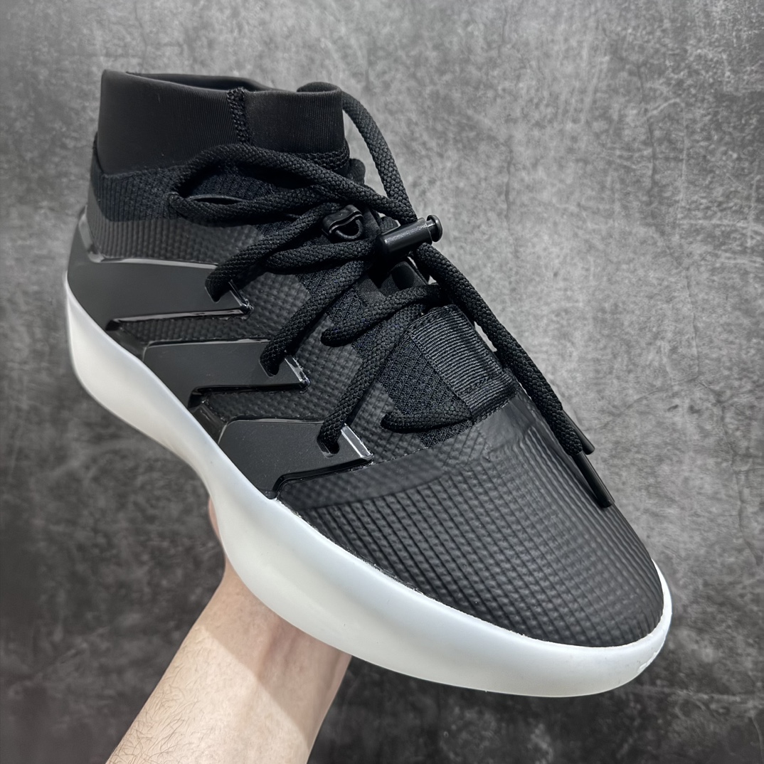 图片[3]-【纯原版】 Fear of God Athletics x Adidas Basketball FOG联名高帮篮球鞋 黑白 IE6185 年度大戏 匠心打造 开发时长超过半年 独家私模百万磨具冲刀加持 广硕原厂全套原纸板楦头开发 原厂特供皮料加持 确保原汁原味 Jerry Lorenzo备受期待的Fear of God Athletics I Basketball系列首发推出 恰如其分地命名为\”The One\”终于首次亮相 此次发布的焦点是迷人的 Carbon 碳黑配色 无缝融合了时尚和运动领域 为了体现Fear of God的独特风格 I Basketball通过时尚的低帮和独特的半透明橡胶外底展示其身份 同时以优质针织鞋面搭配氯丁橡胶鞋领和脚踝松紧绳 提升舒适度和灵活性 外搭TPU薄膜覆面 搭配Lightstrike中底 缔造顶级舒适度 该设计融入了标志性元素 如3条纹模鞋侧支撑 灵感来自Adidas三道杆 其他细节包括鞋头上的浮雕Adidas标志和鞋跟上的黑条 带有Fear of God标志SIZE：36 36.5 37.5 38 38.5 39 40 40.5 41 42 42.5 43 44 44.5 45 46 47-莆田鞋批发中心