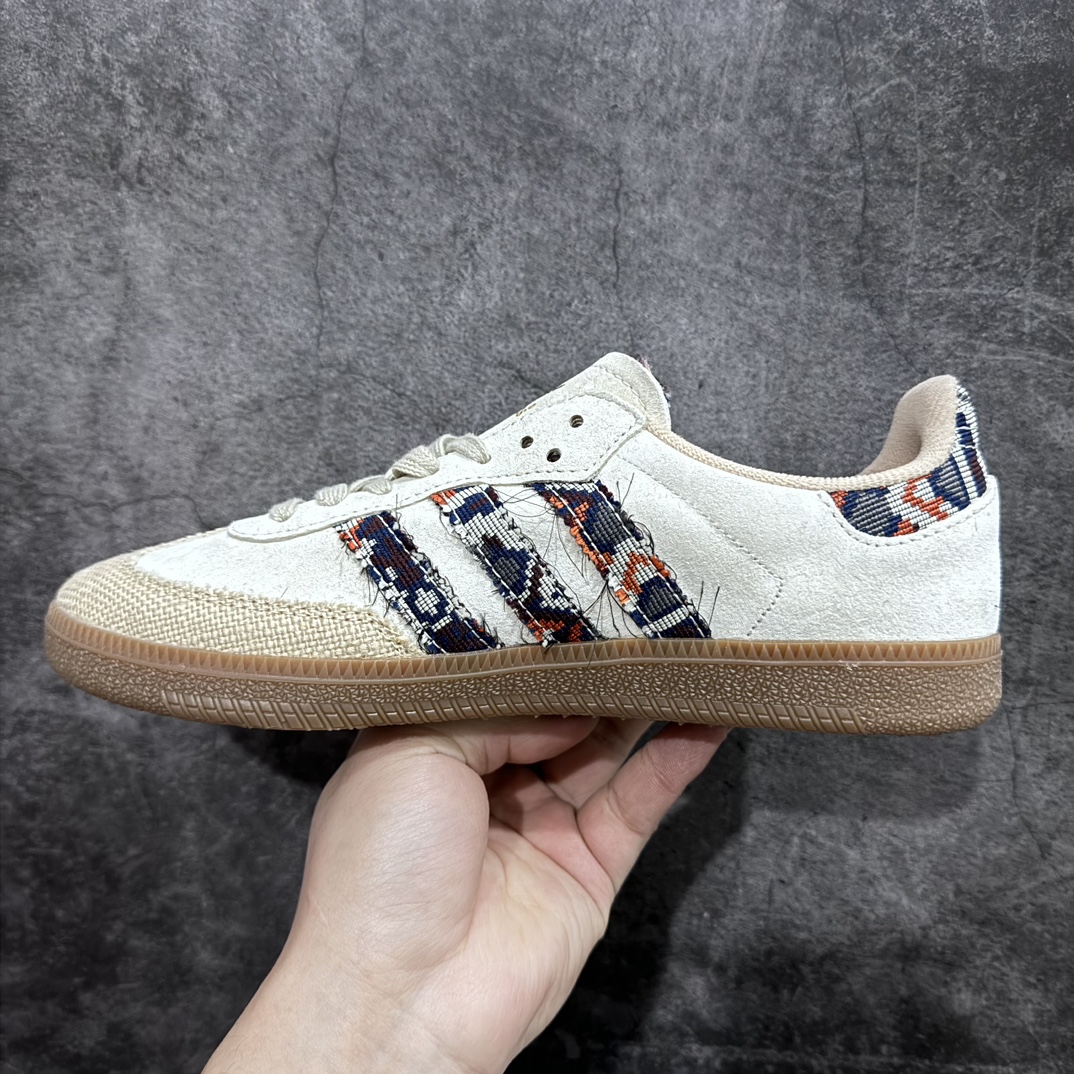 图片[2]-【R版】END. x adidas originals Samba Consortium Cup顾名思义，灵感来自“过去”，这个 END.x adidas Samba 从过去的材料中汲取设计灵感。这款即将推出的运动鞋探索了一些最早的面料成分，展示了传统编织风格，最明显的是磨损的三条纹挂毯。侧面轮廓上通常的镀金Samba品牌也被草书“Past”所取代 三条纹和鞋跟饰有类似挂毯的材质，并饰有磨边，给人一种复古的 DIY 感觉。在其他地方，毛茸茸的绒面革和定制的联名鞋舌贴片为它们带来了高级更新，脚下的同色系胶橡胶鞋底也相得益彰。 货号IE0167 尺码：35 36 36.5 37 38 38.5 39 40 40.5 41 42 42.5 43 44 44.5 45 编码：RB5130-莆田鞋批发中心